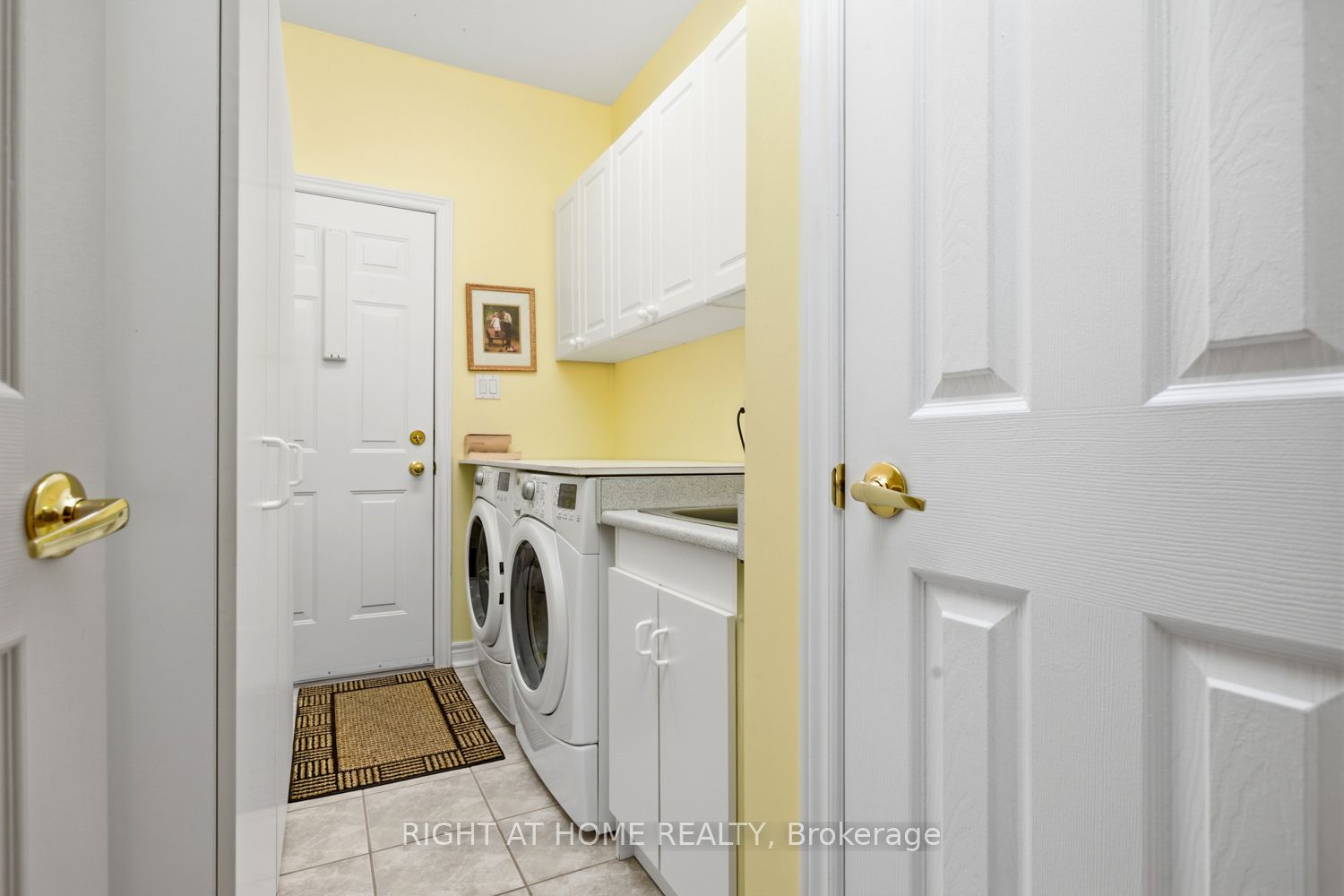 303 Waterbury Crescent Property Photo 33