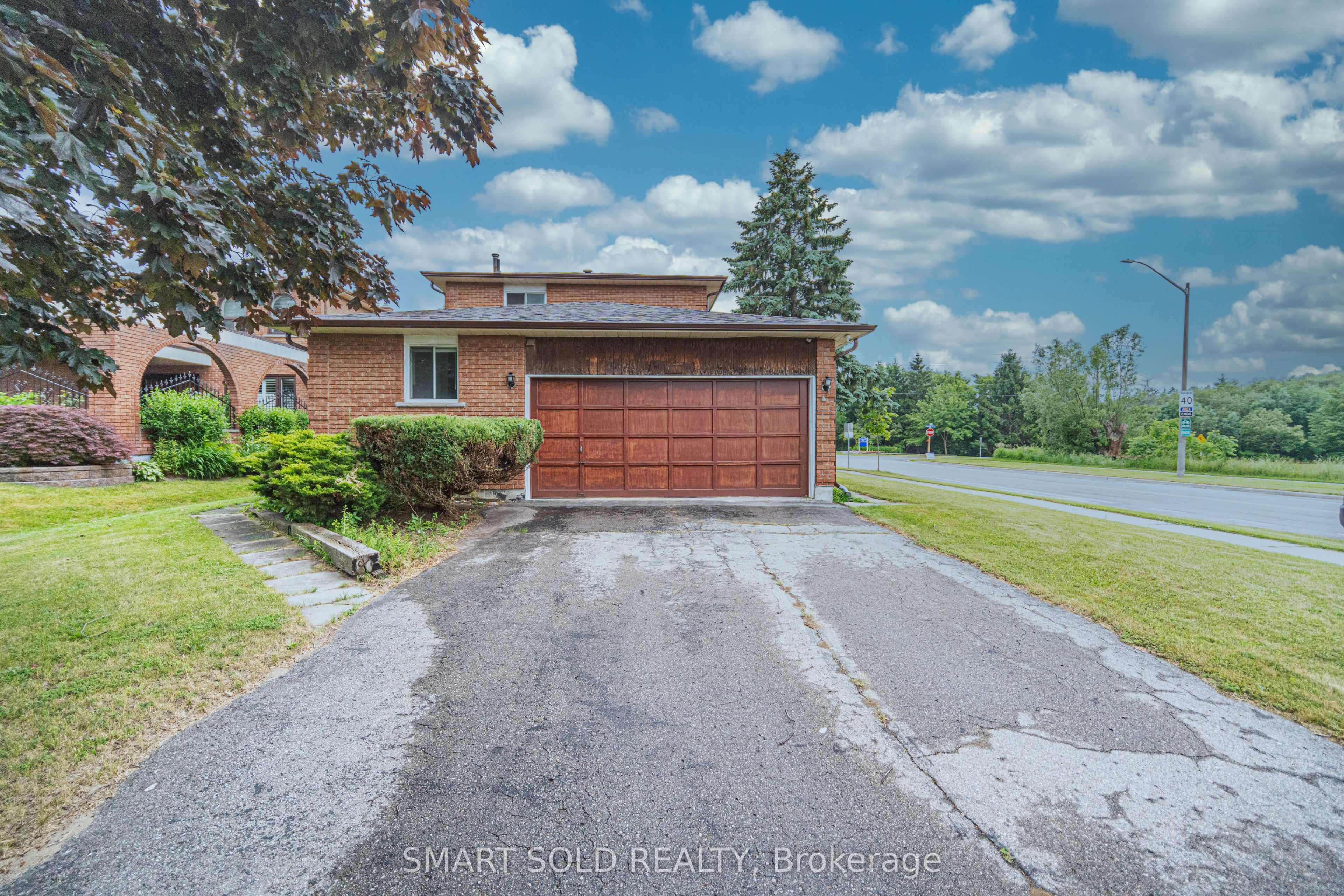 217 Waverly Street N Property Photo 3