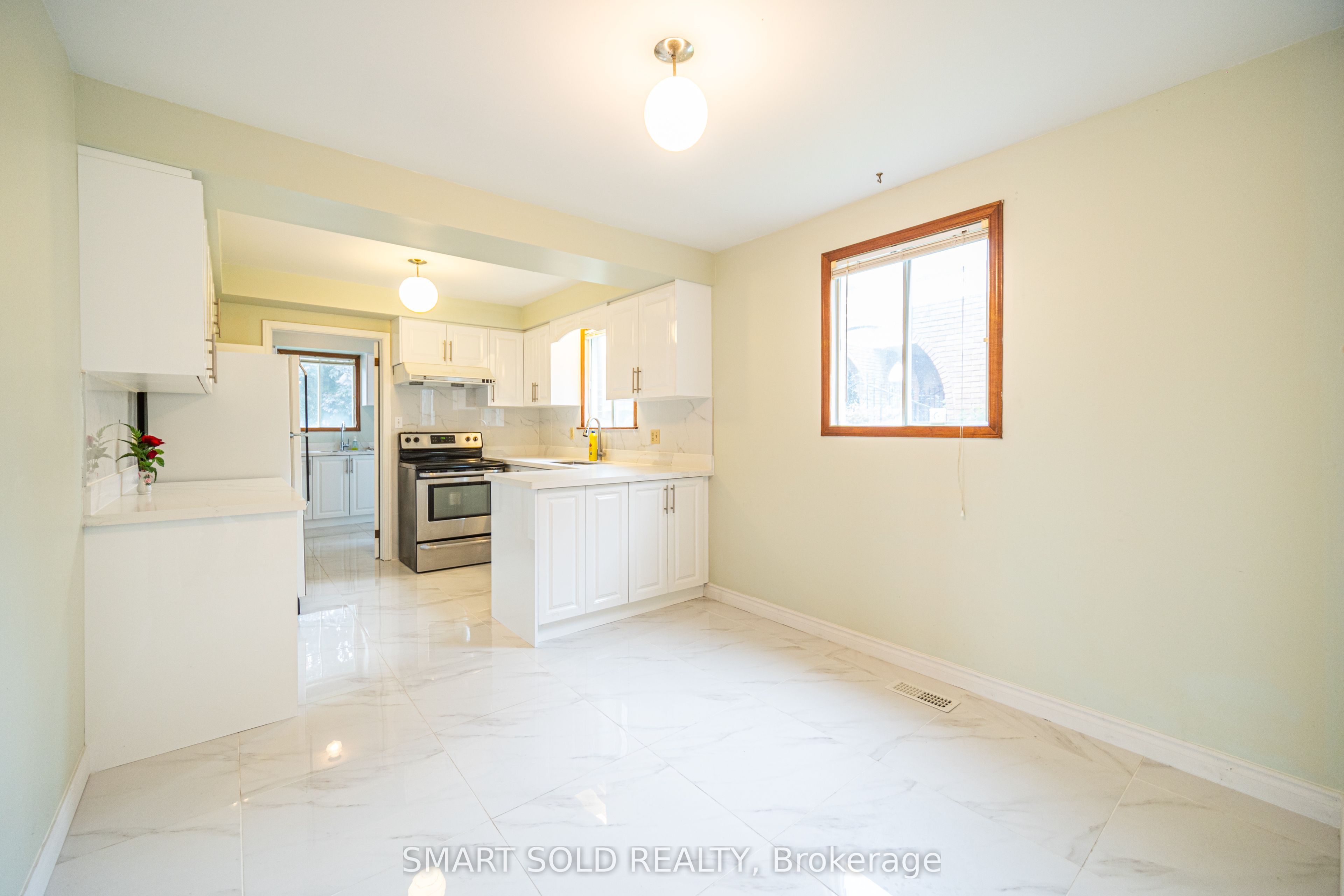 217 Waverly Street N Property Photo 5