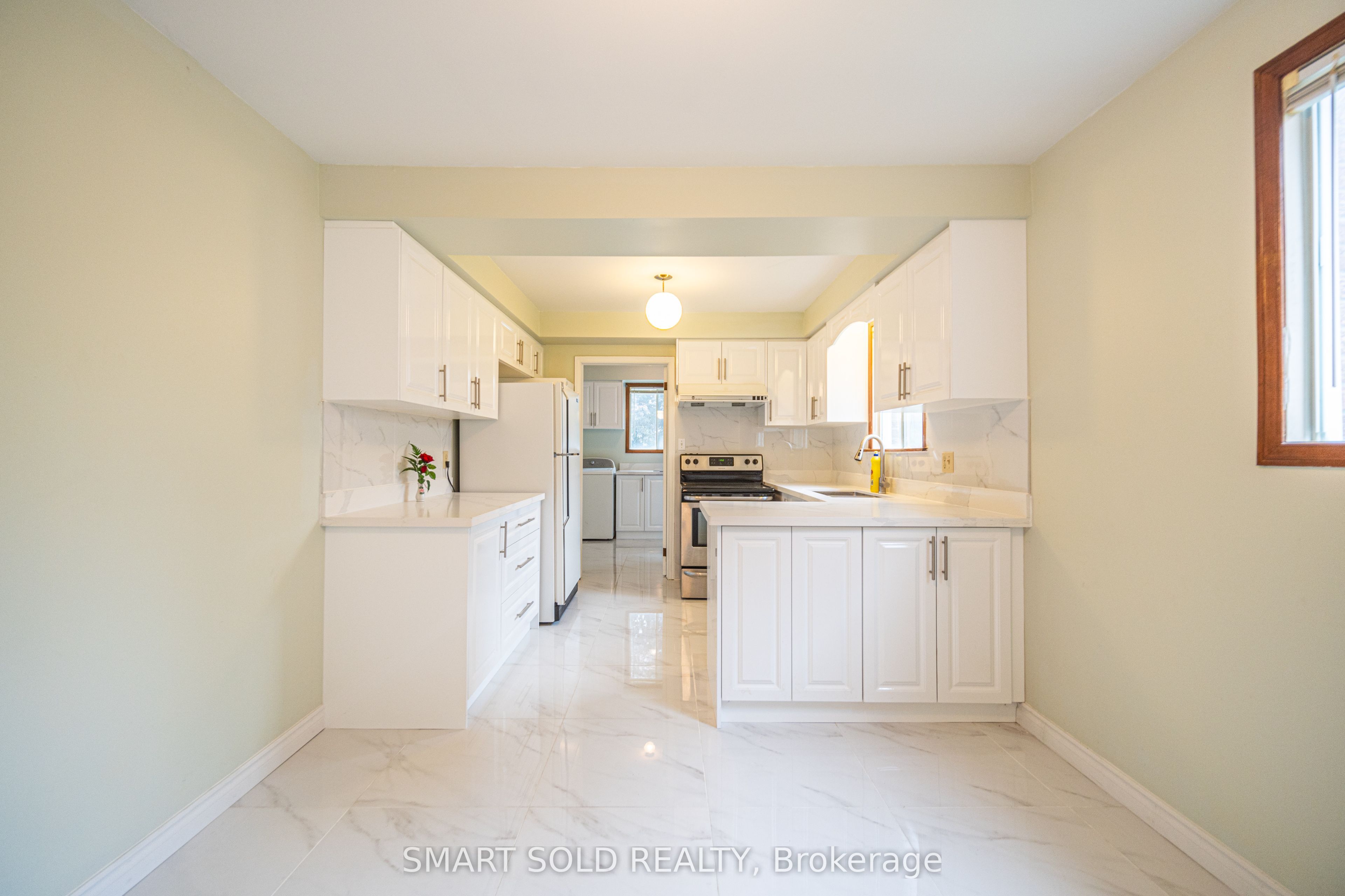 217 Waverly Street N Property Photo 6