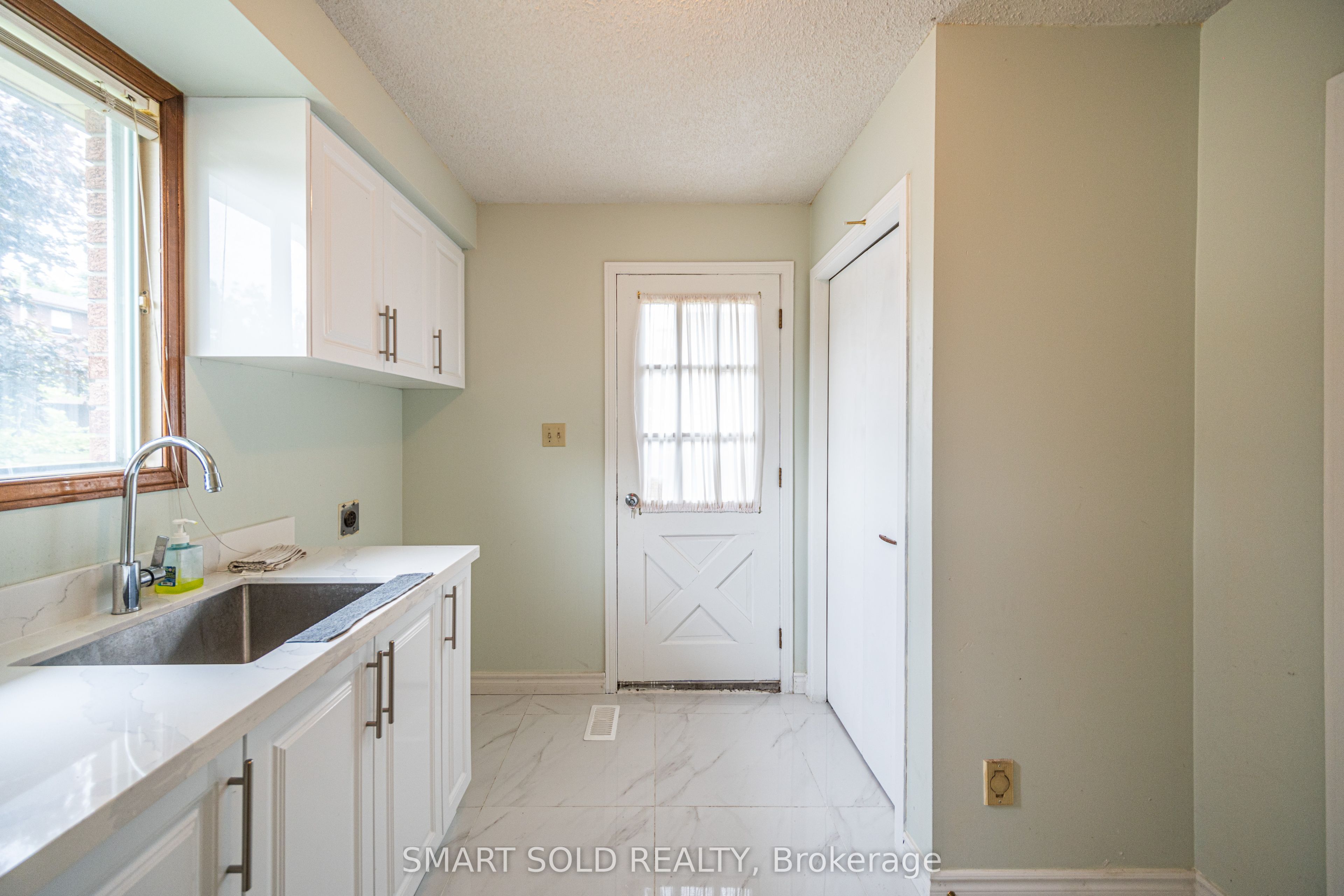 217 Waverly Street N Property Photo 7