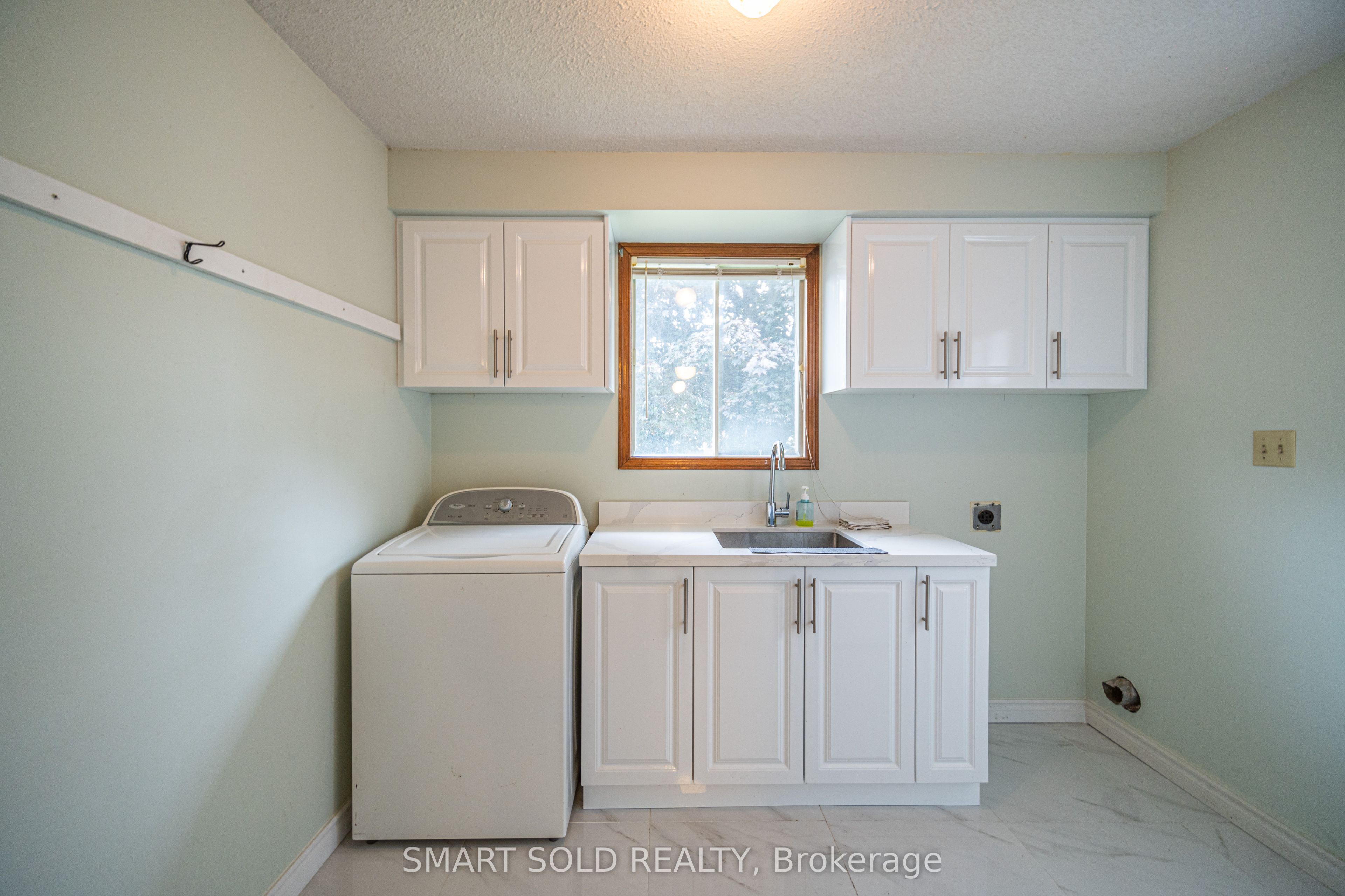 217 Waverly Street N Property Photo 8
