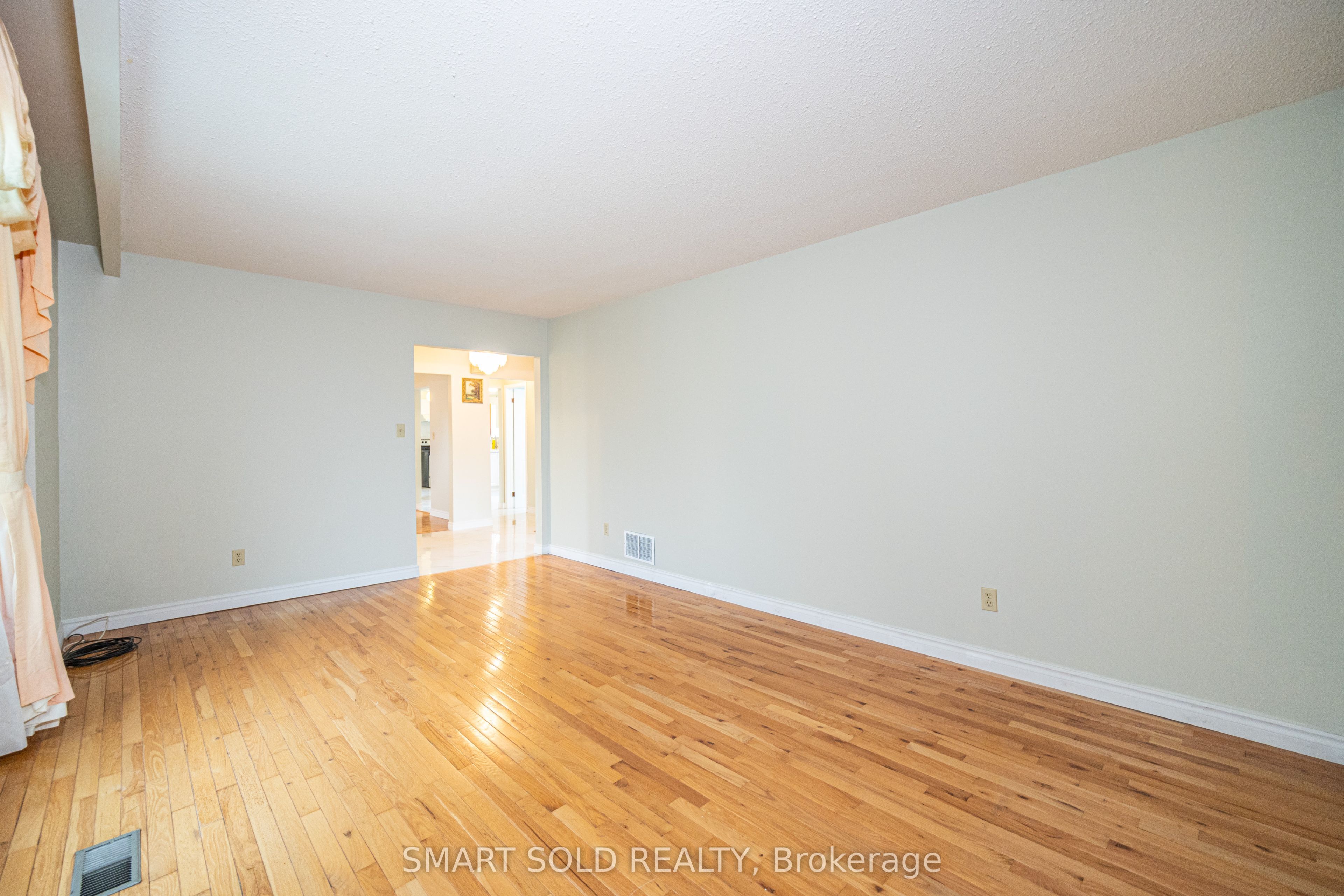 217 Waverly Street N Property Photo 9