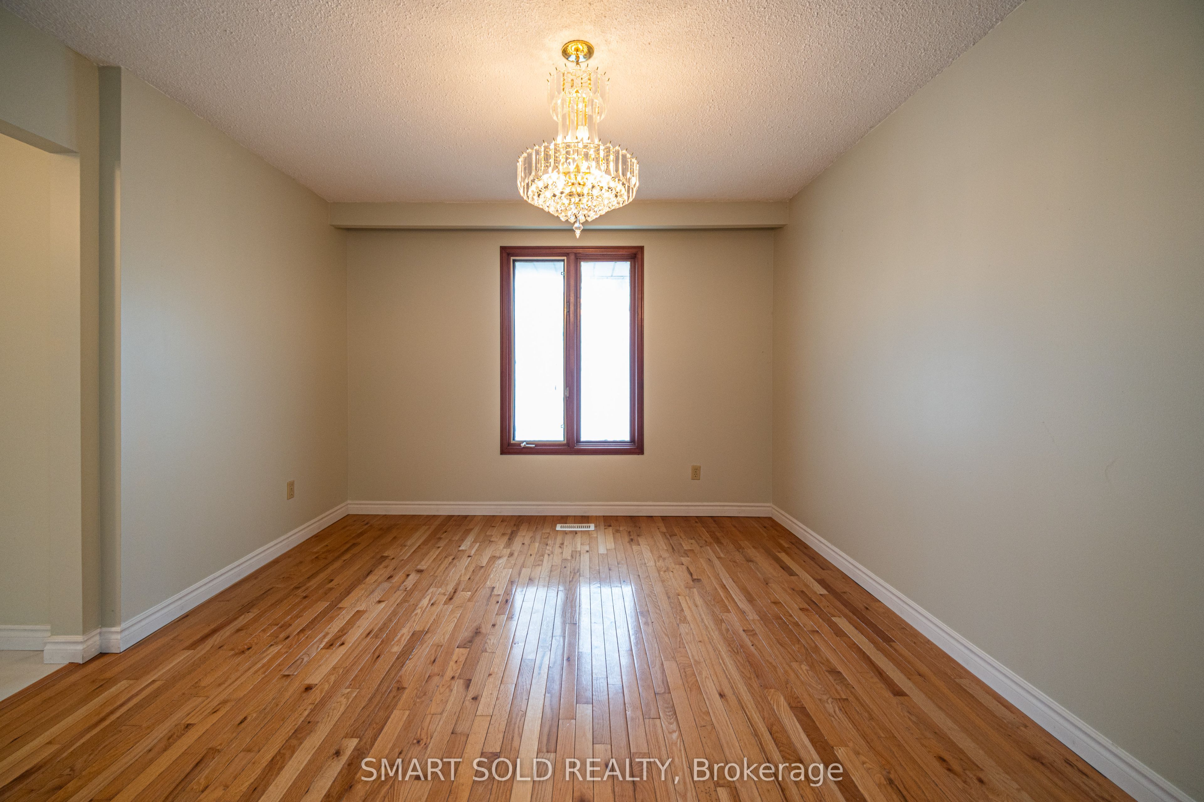 217 Waverly Street N Property Photo 11