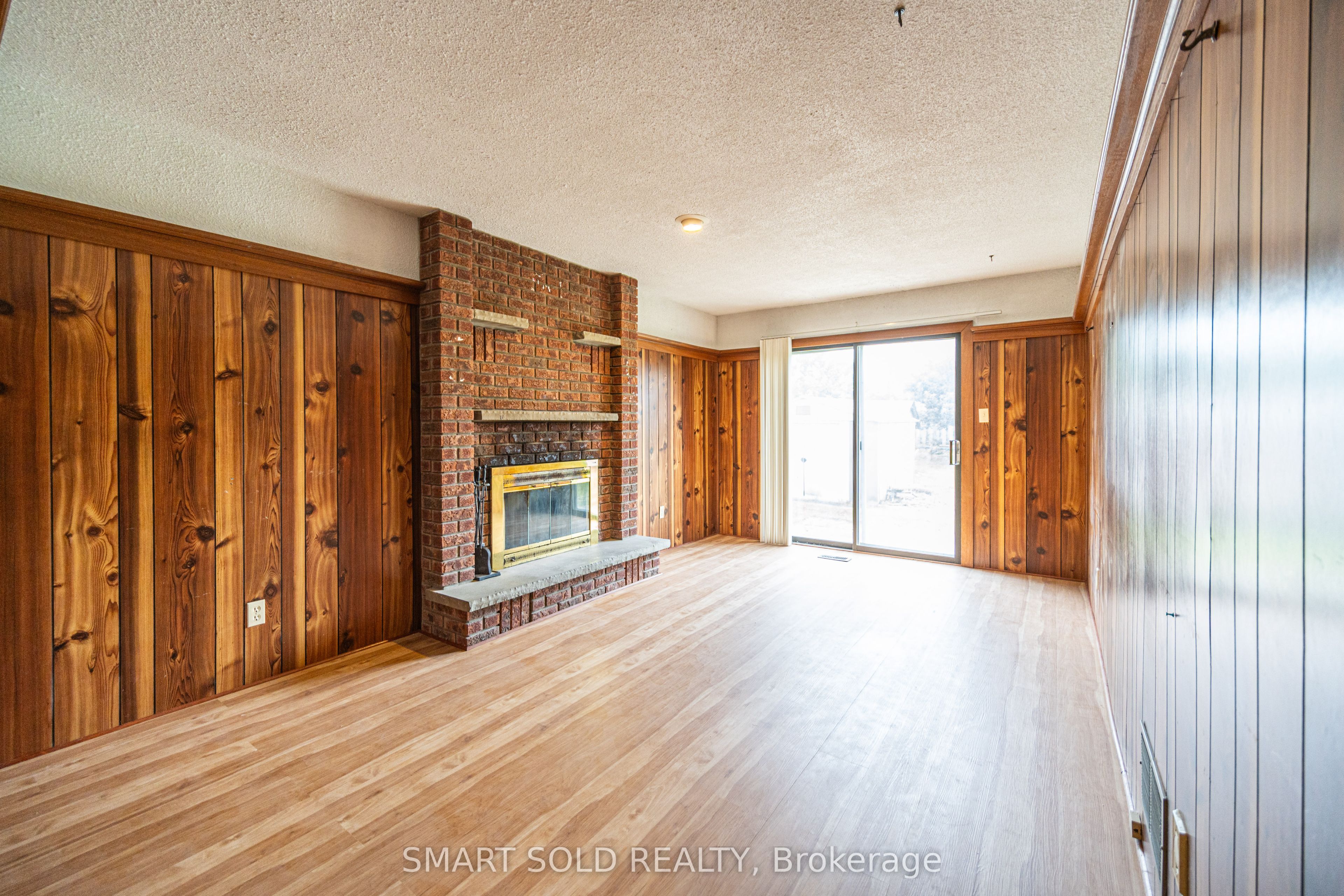 217 Waverly Street N Property Photo 12