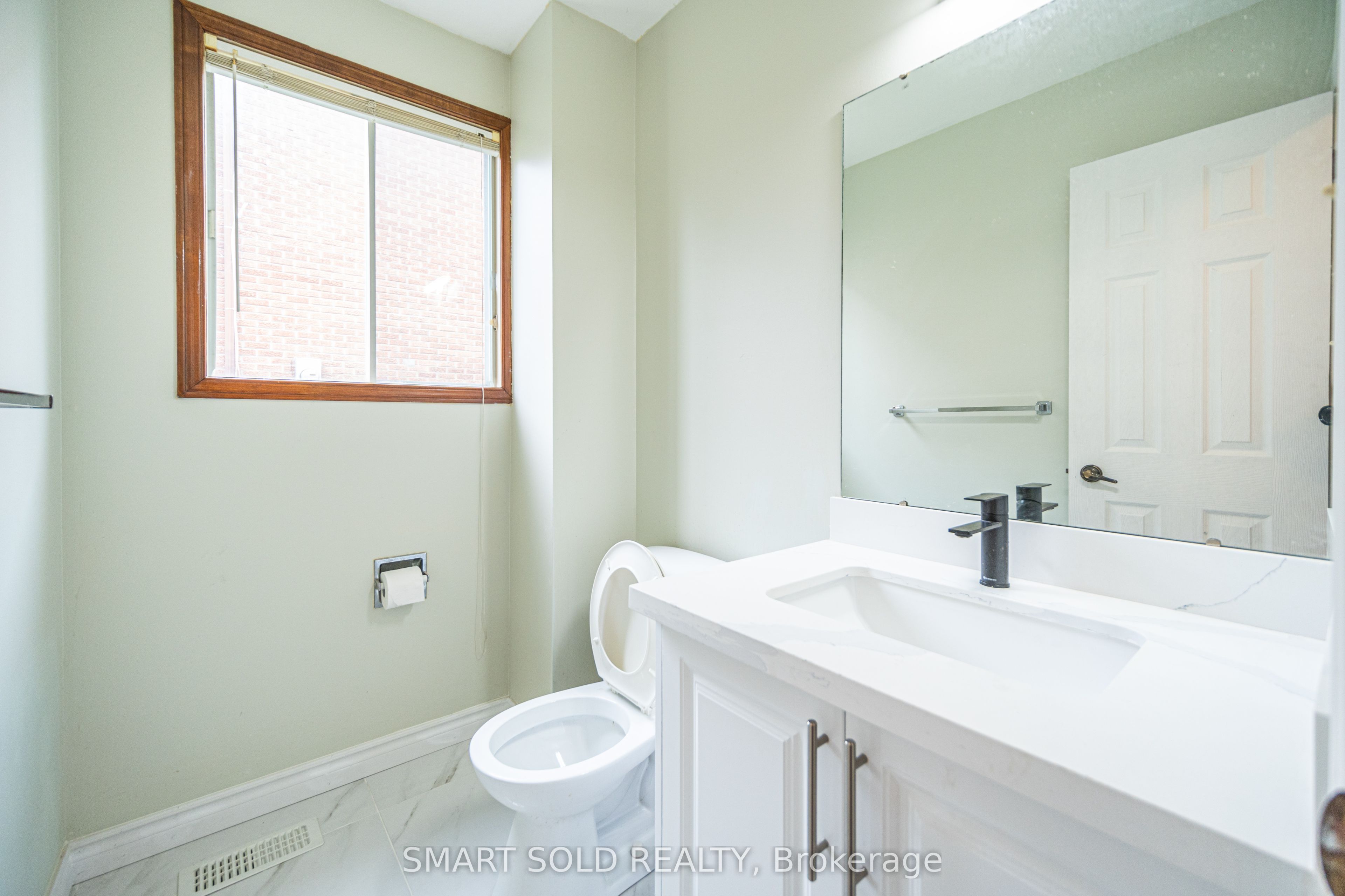 217 Waverly Street N Property Photo 13