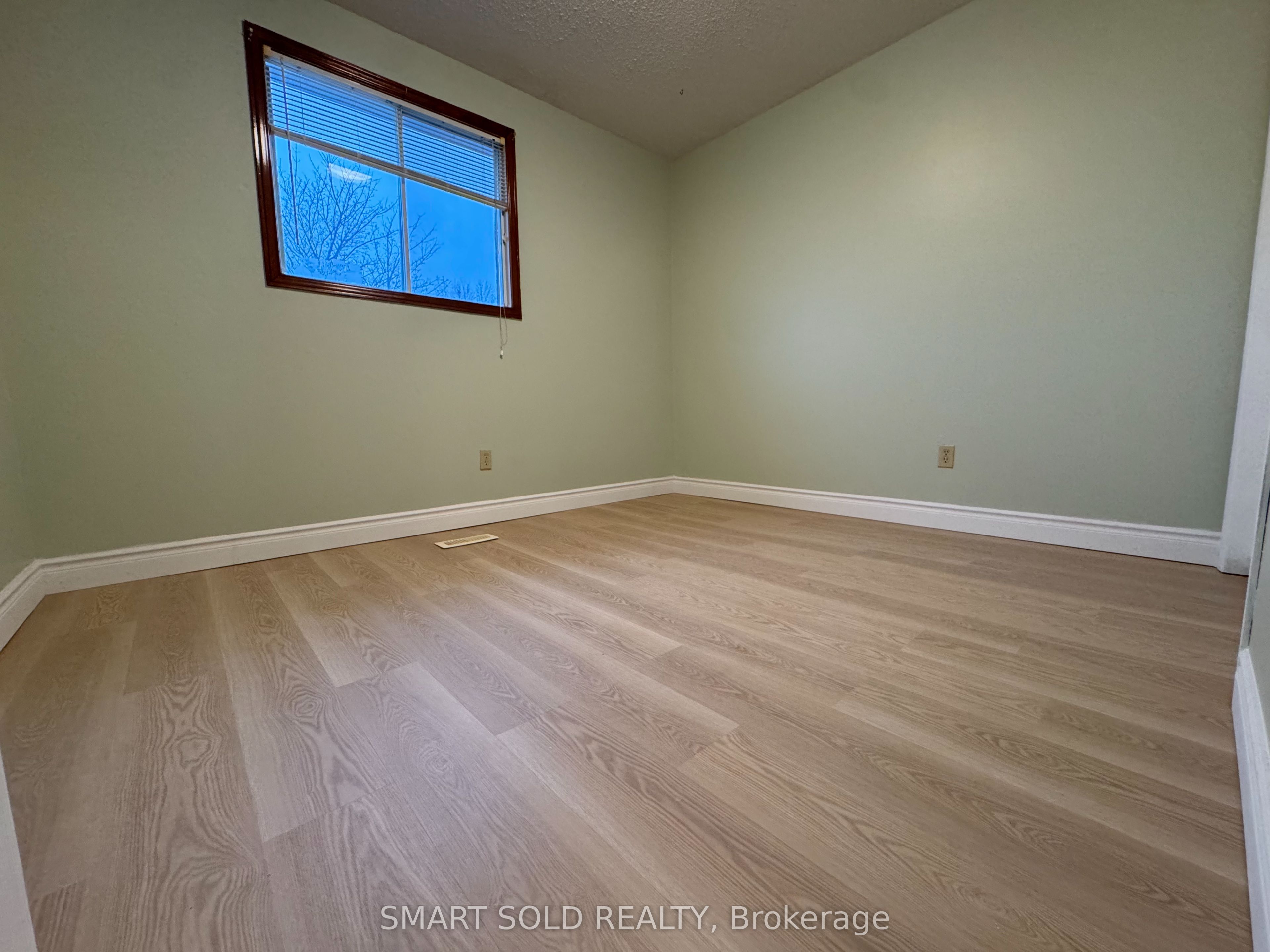 217 Waverly Street N Property Photo 22