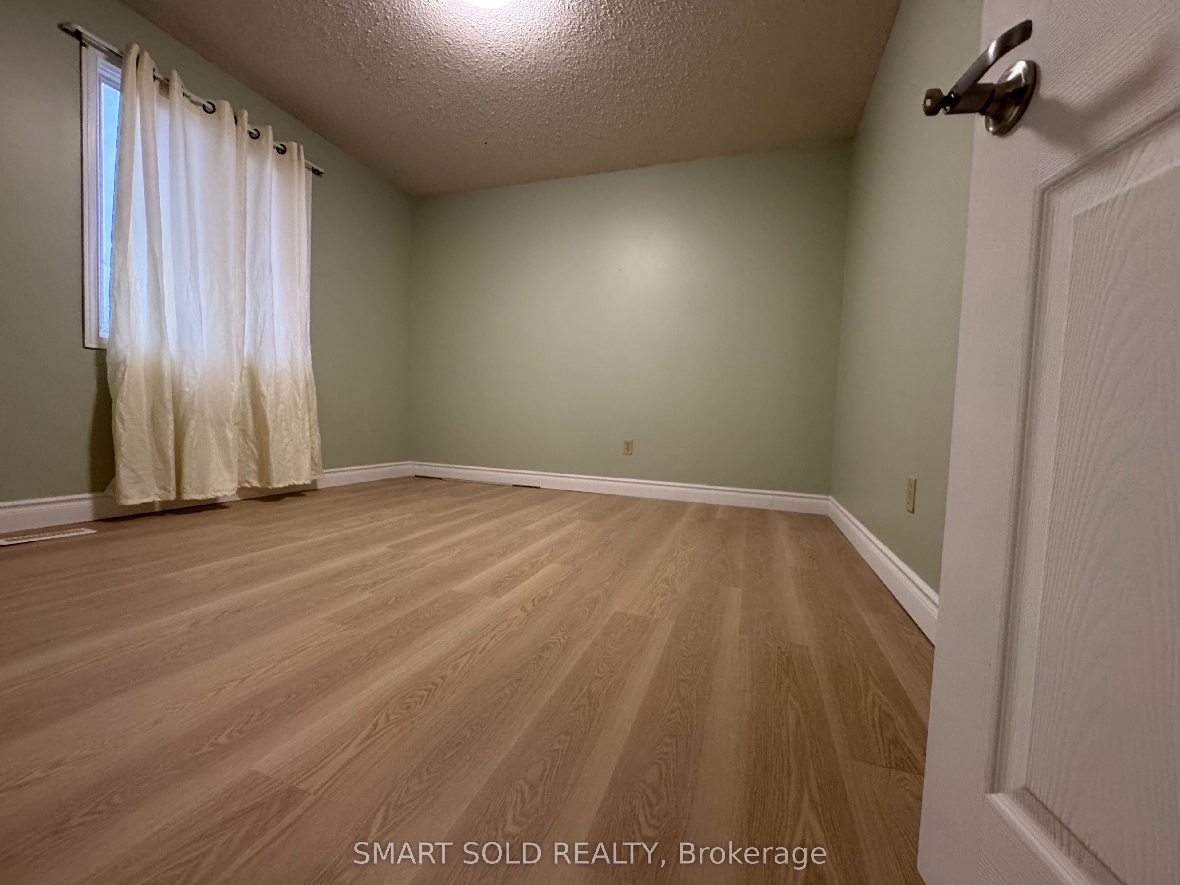 217 Waverly Street N Property Photo 23