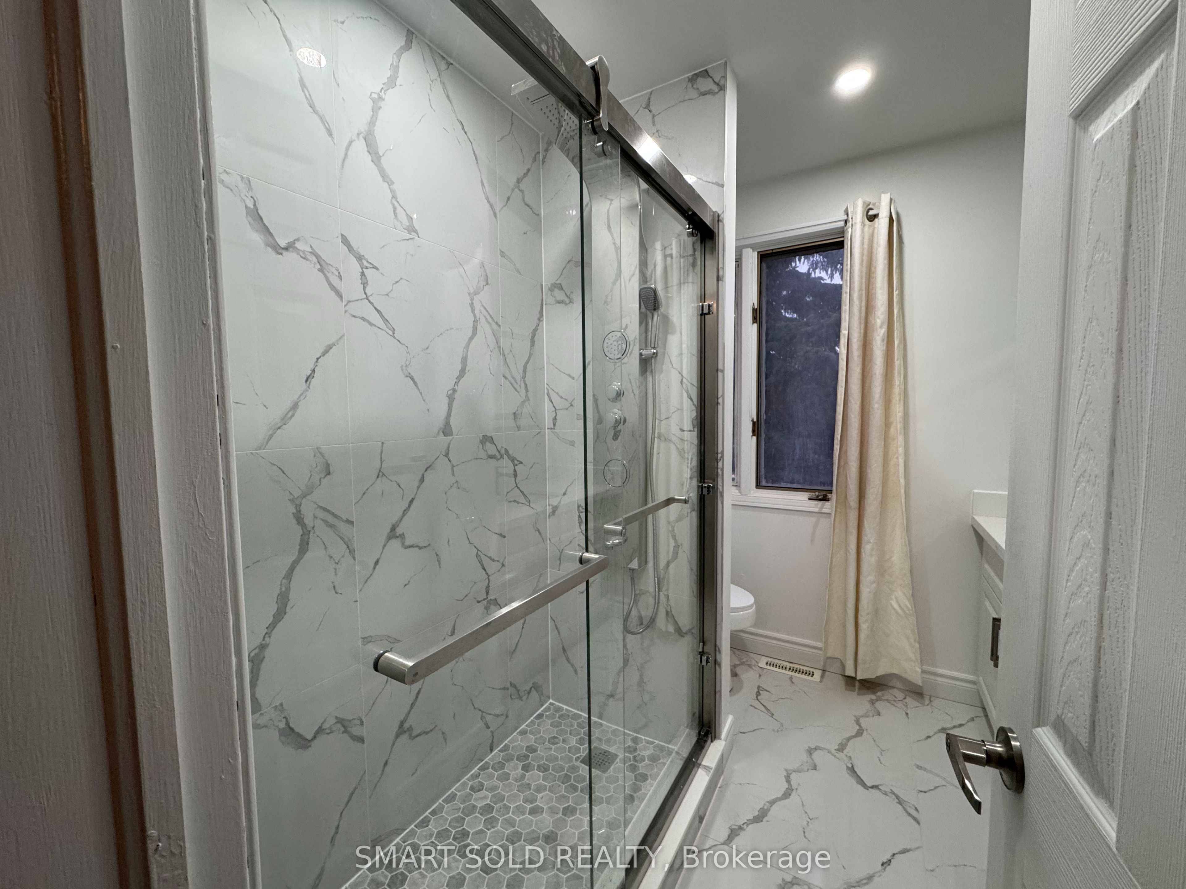 217 Waverly Street N Property Photo 24