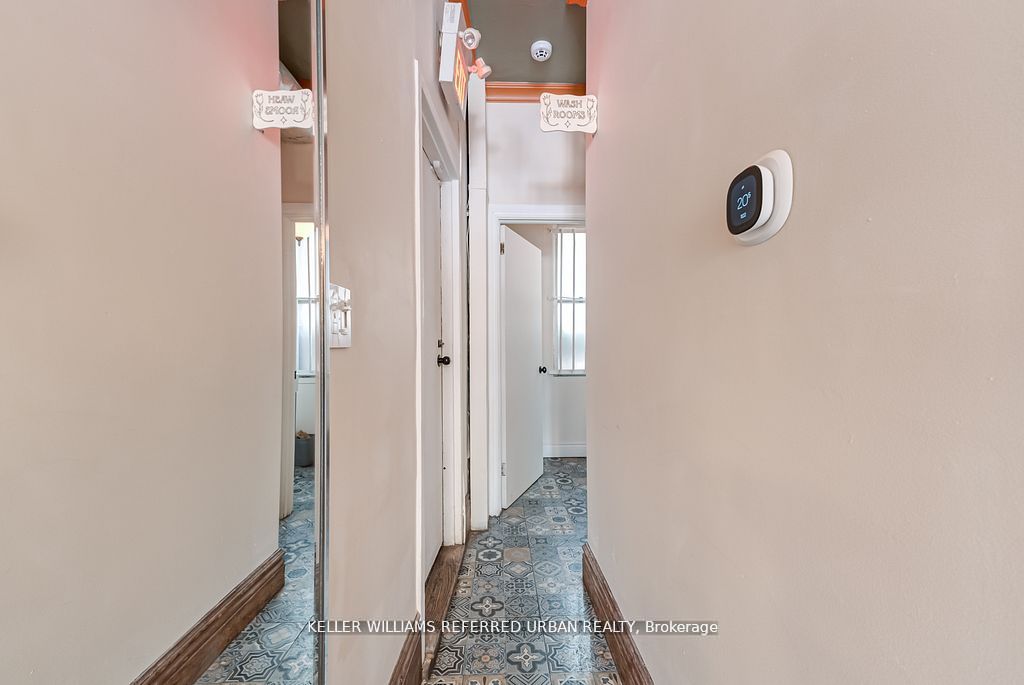 1118 E Queen Street E Property Photo 17