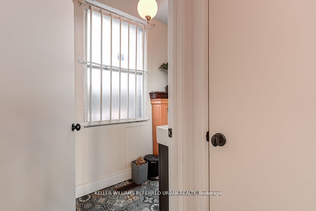 1118 E Queen Street E Property Photo 20