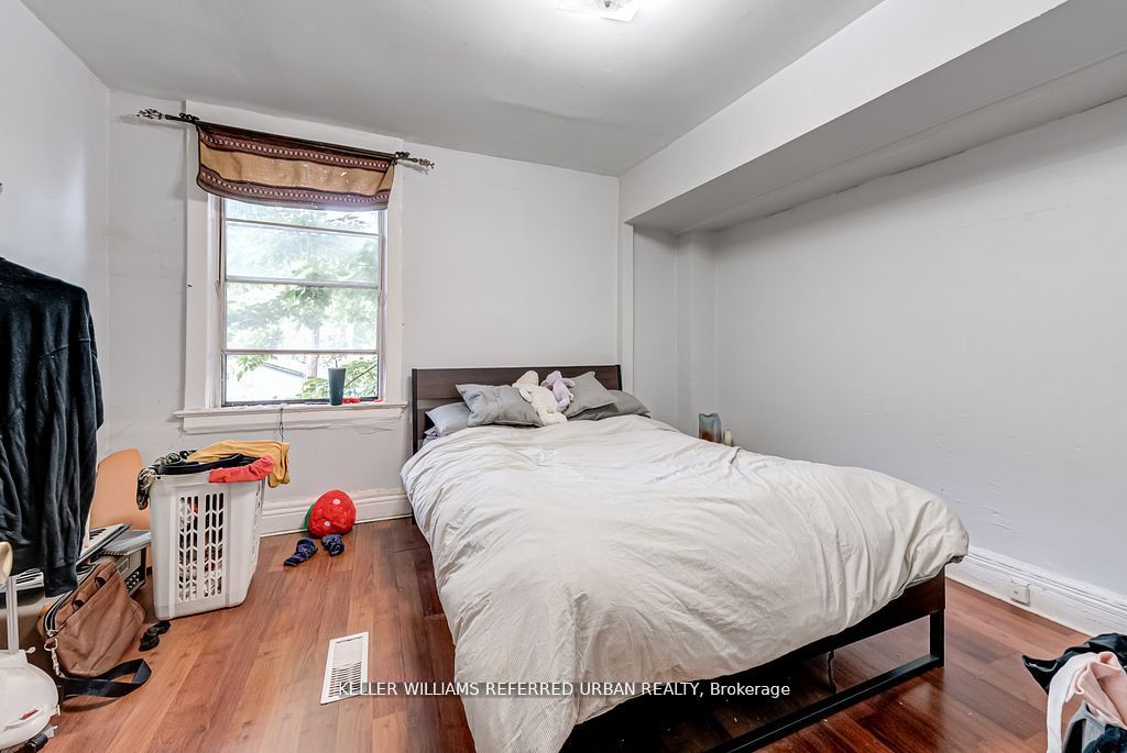 1118 E Queen Street E Property Photo 34