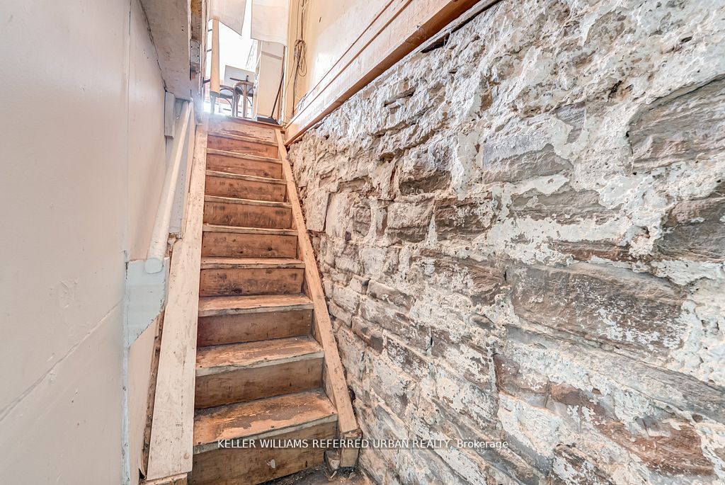 1118 E Queen Street E Property Photo 40