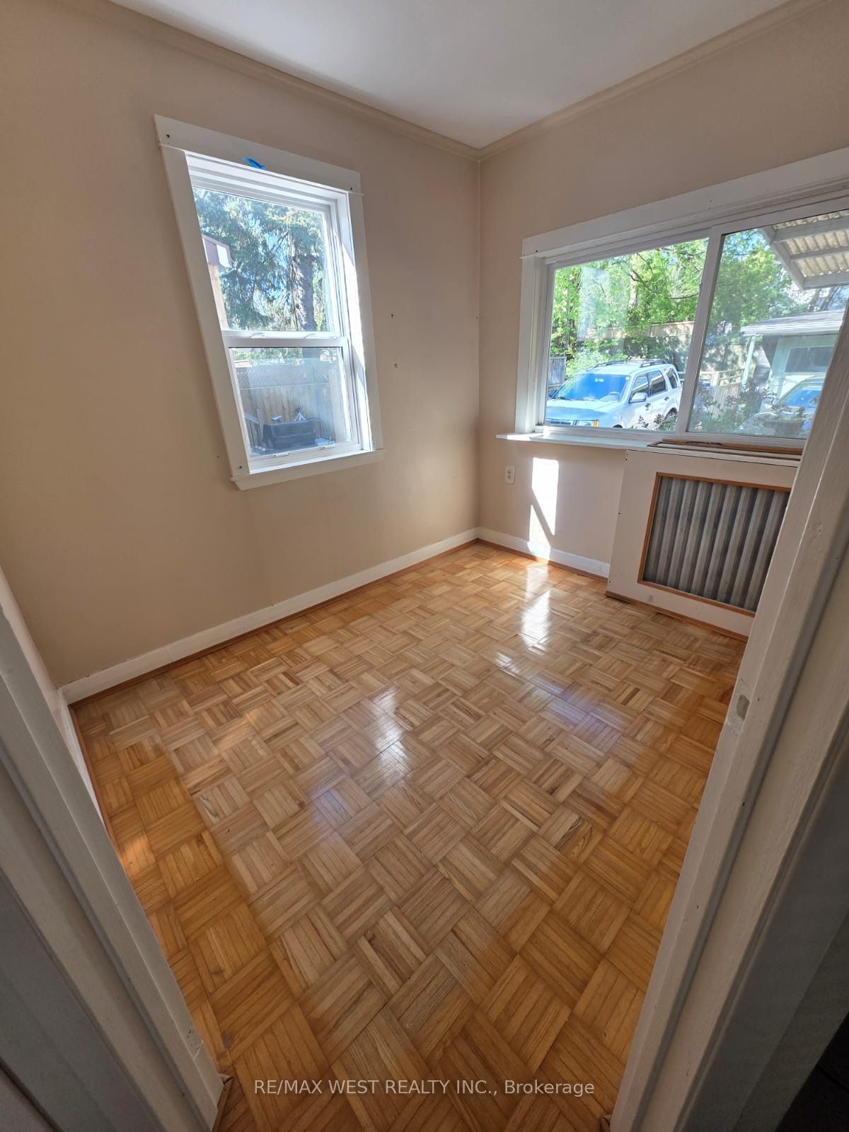 160 King Edward Avenue Property Photo 4