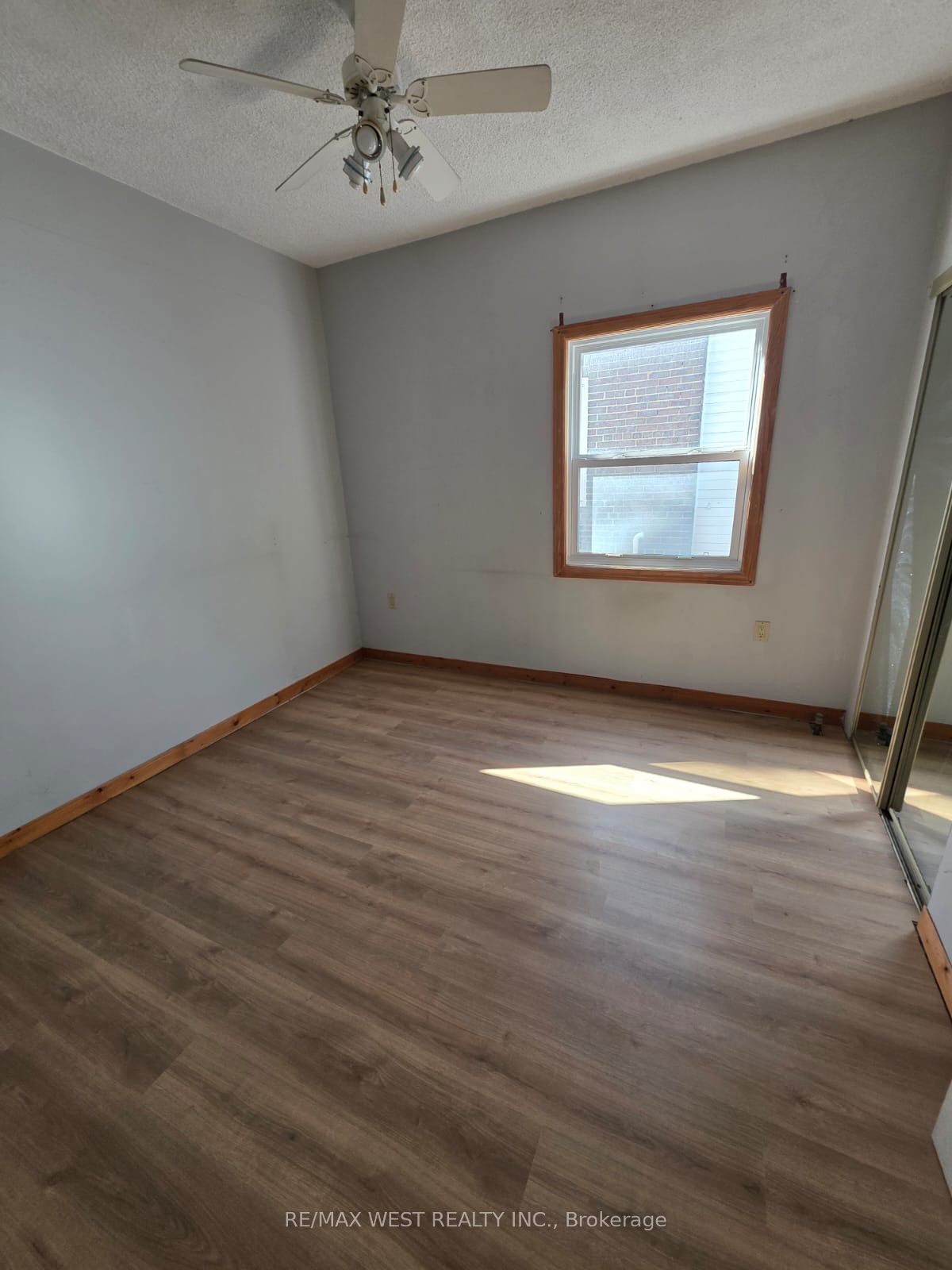 160 King Edward Avenue Property Photo 6