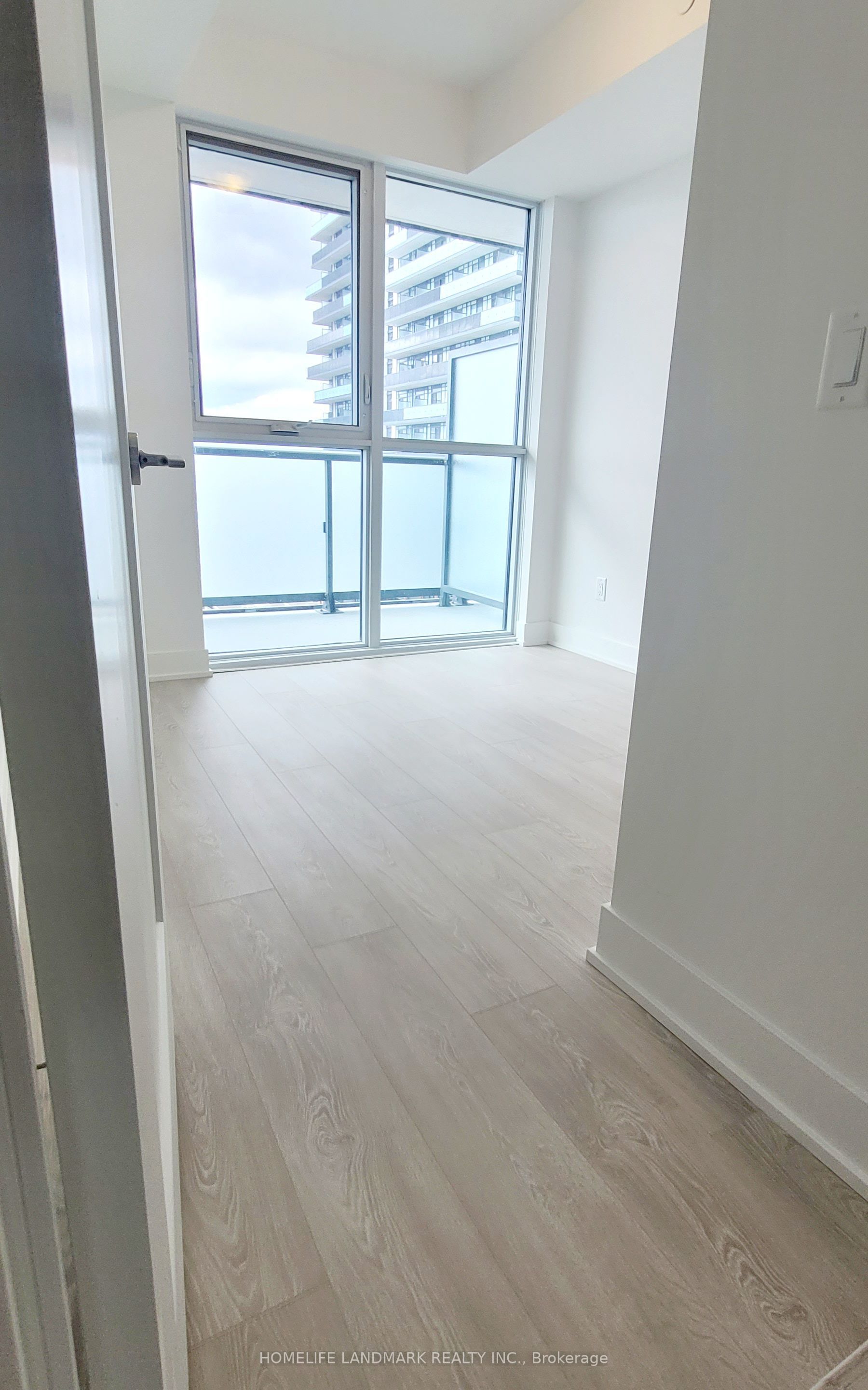 2545 N Simcoe Street N 724 Property Photo 4