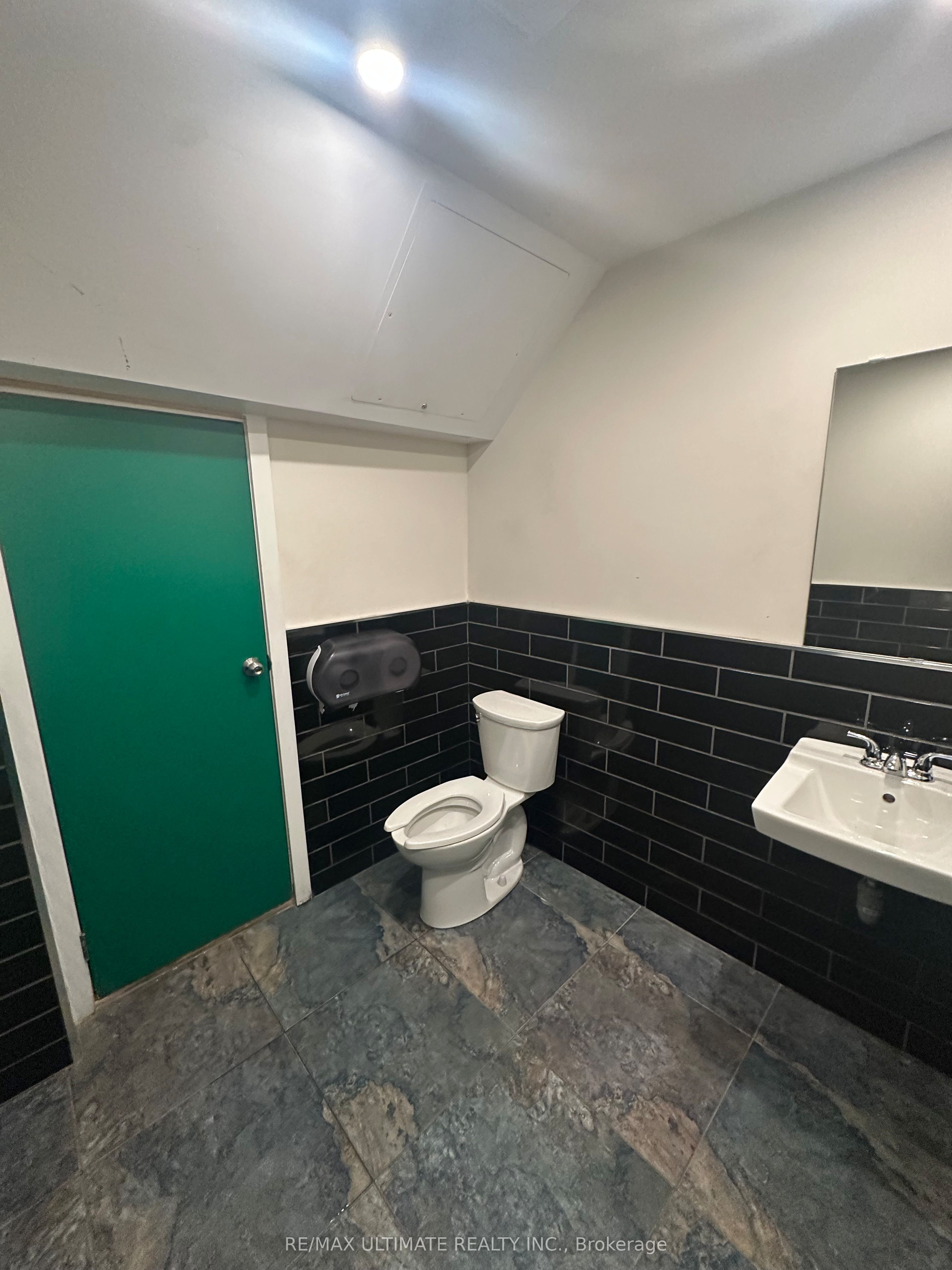 35 King Street E Property Photo 16