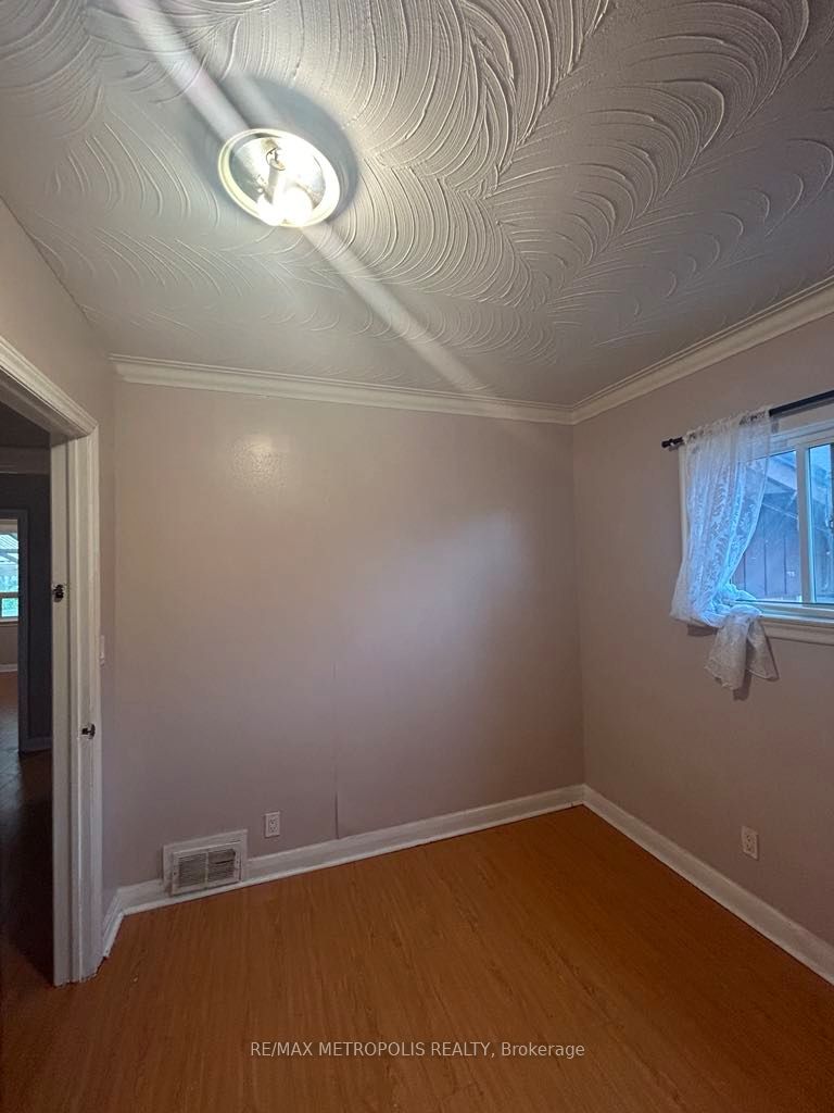 1837 Victoria Park Avenue Main Property Photo 2