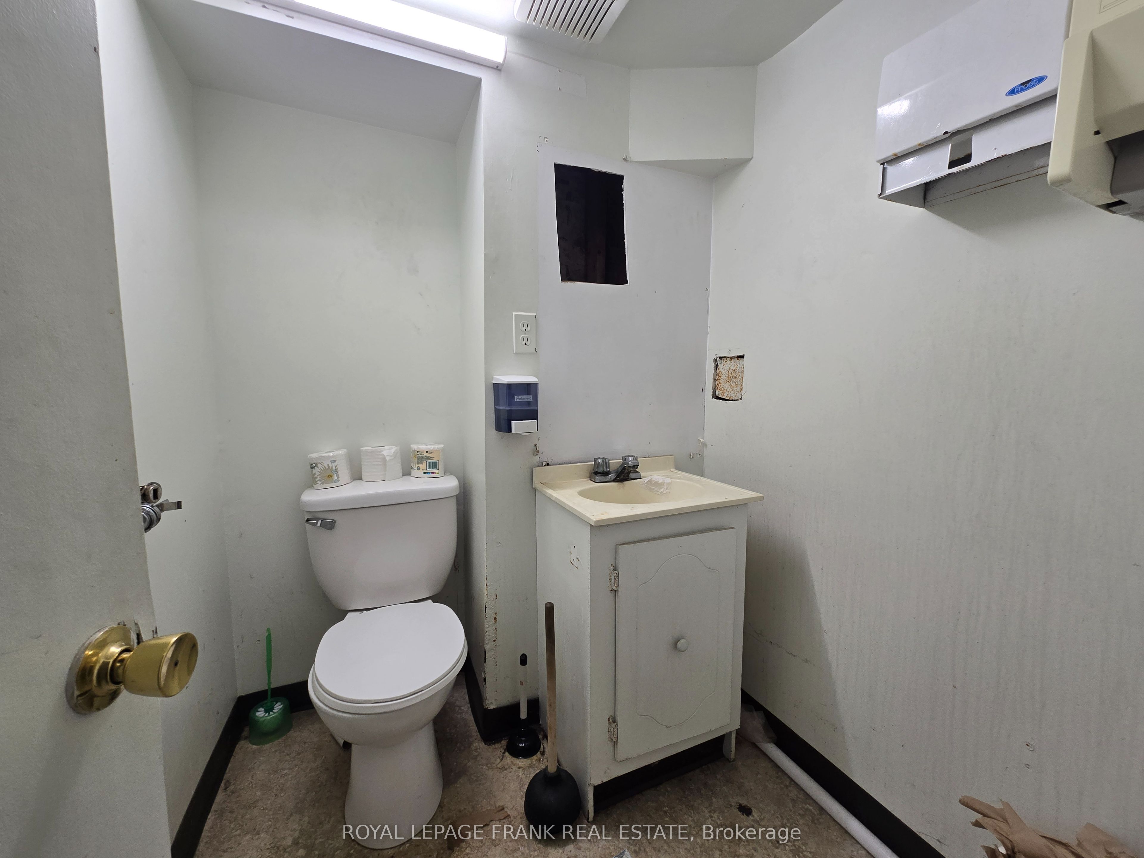 15 King Avenue W B Property Photo 17