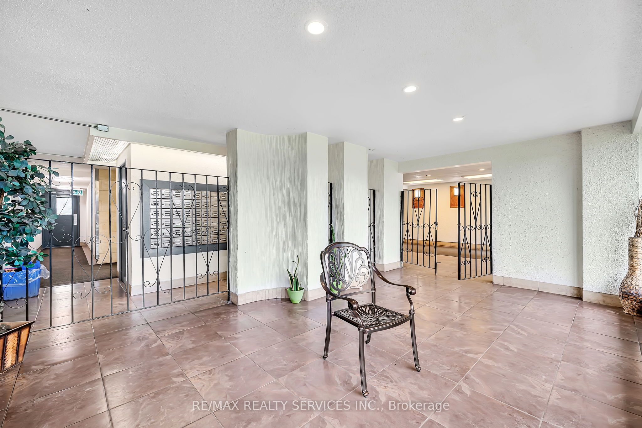 180 Markham Road 1701 Property Photo 6