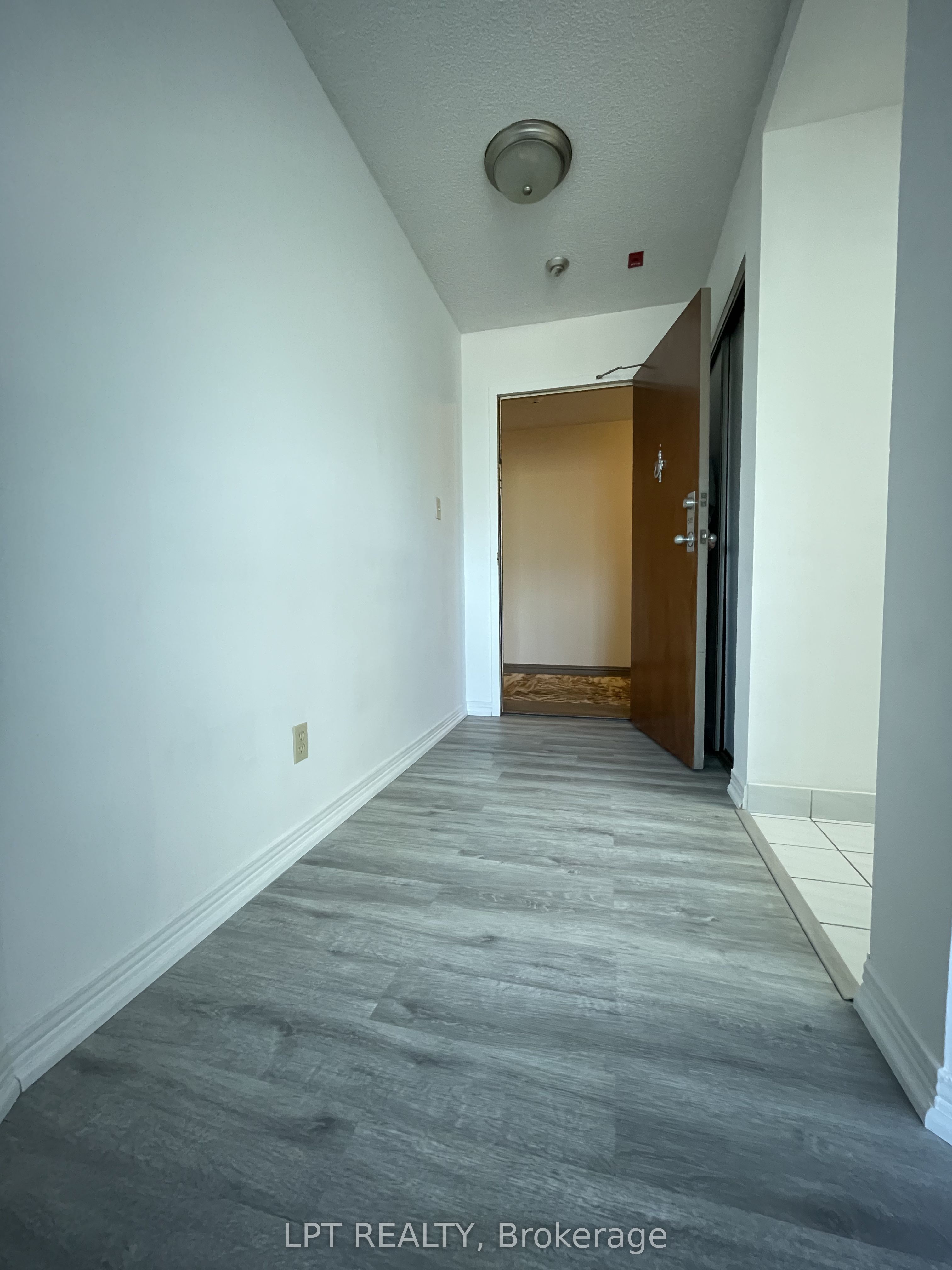 711 Rossland Road E 505 Property Photo 9