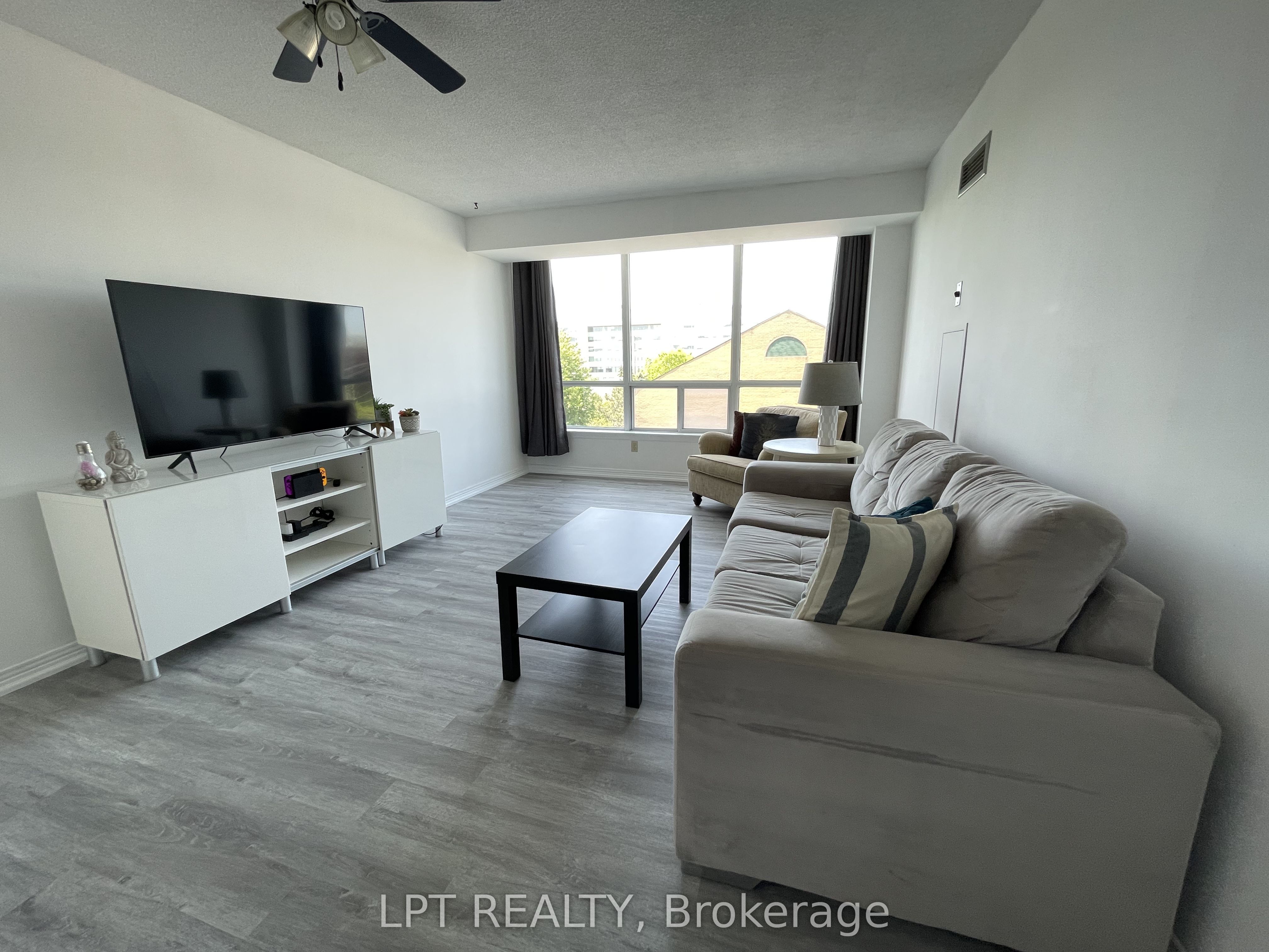 711 Rossland Road E 505 Property Photo 11