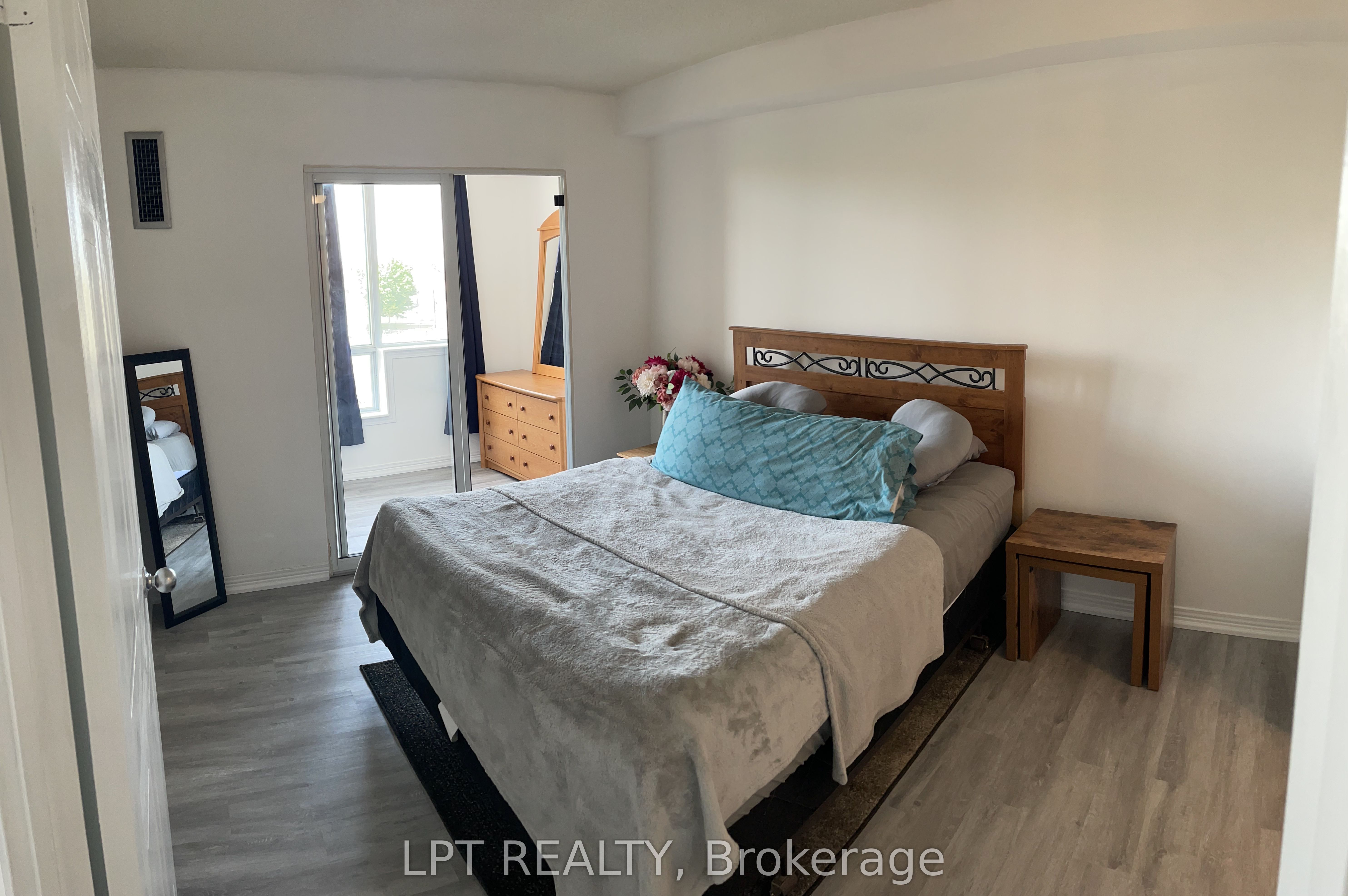 711 Rossland Road E 505 Property Photo 13