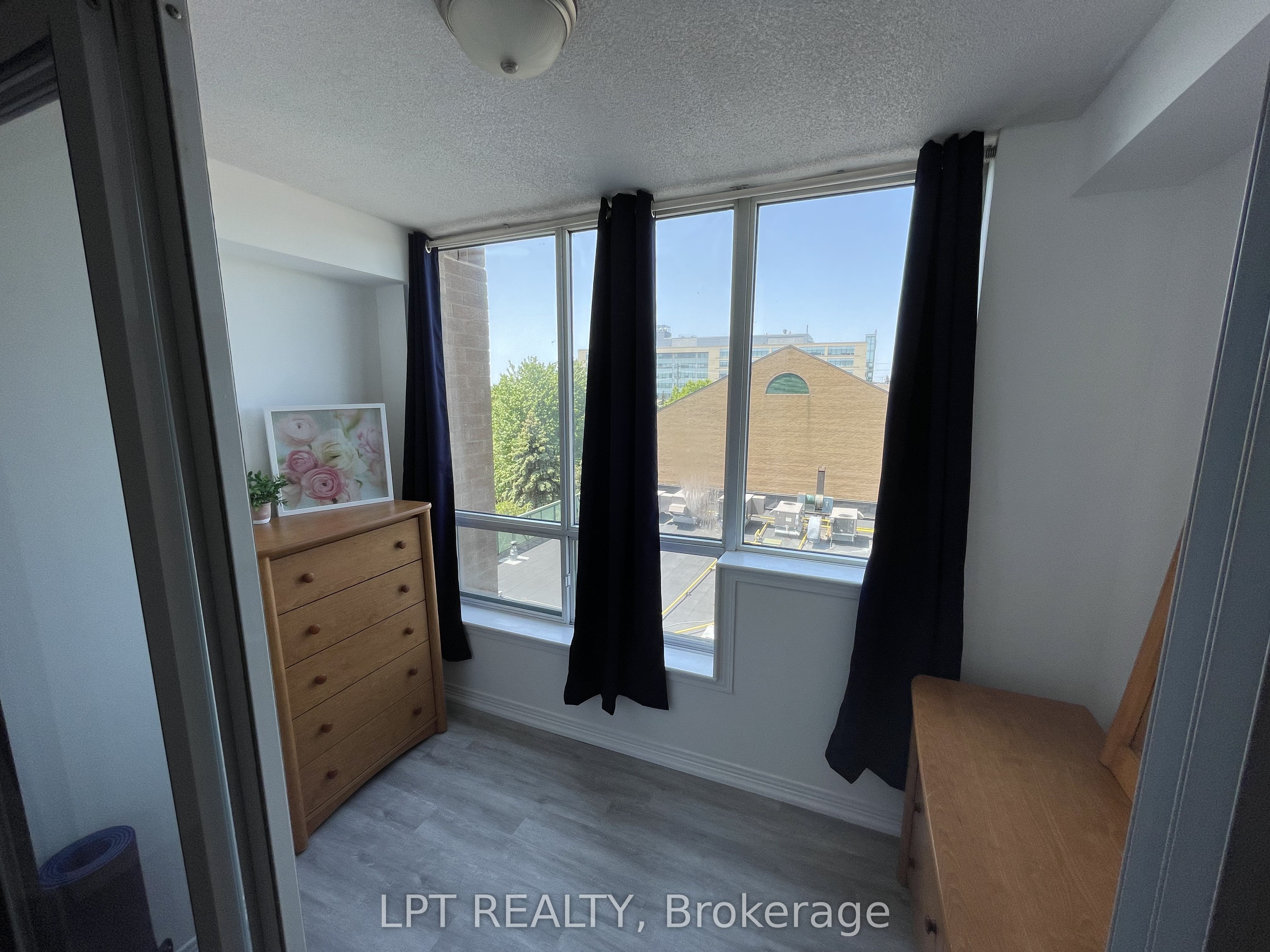 711 Rossland Road E 505 Property Photo 15