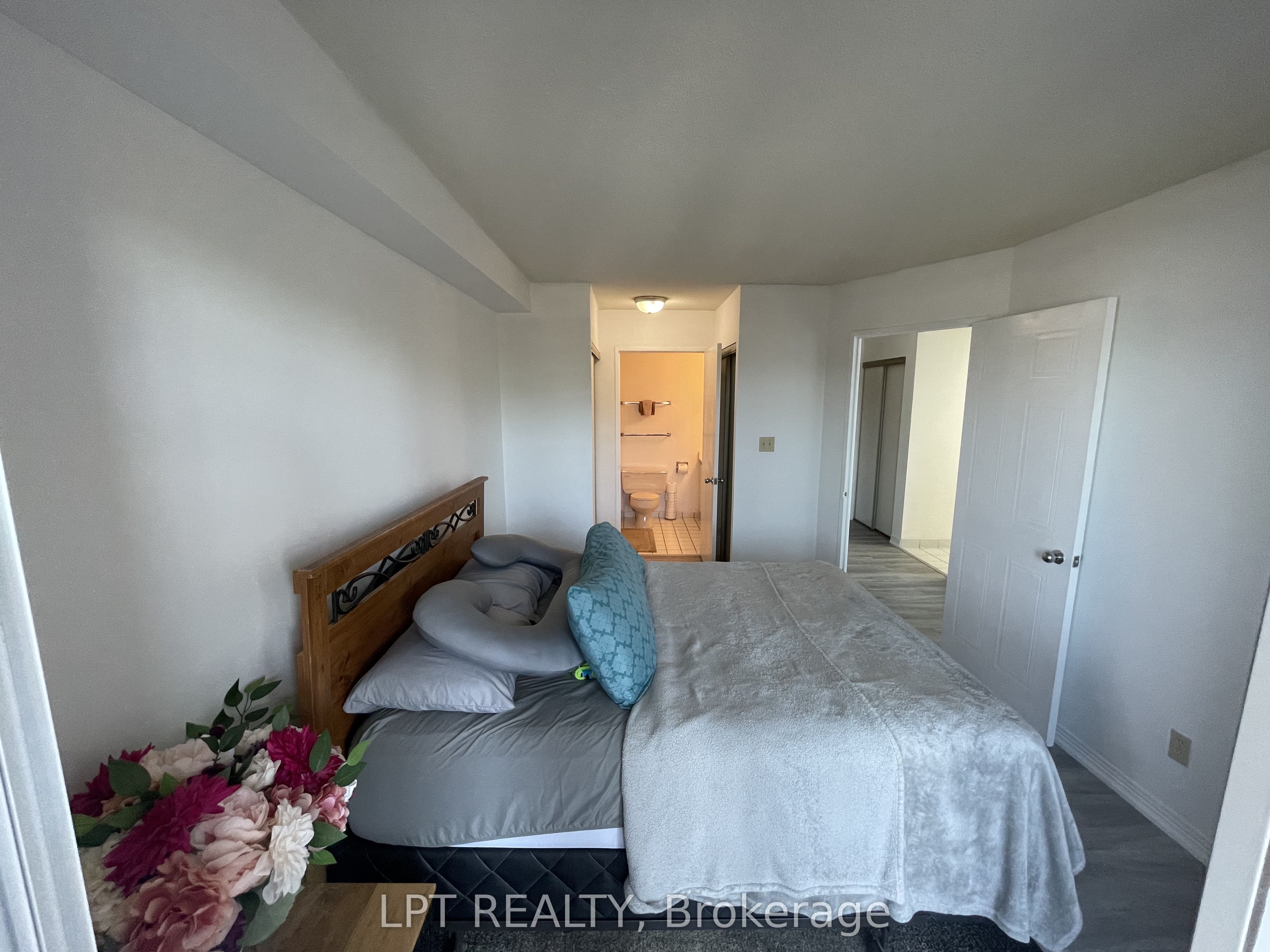 711 Rossland Road E 505 Property Photo 16