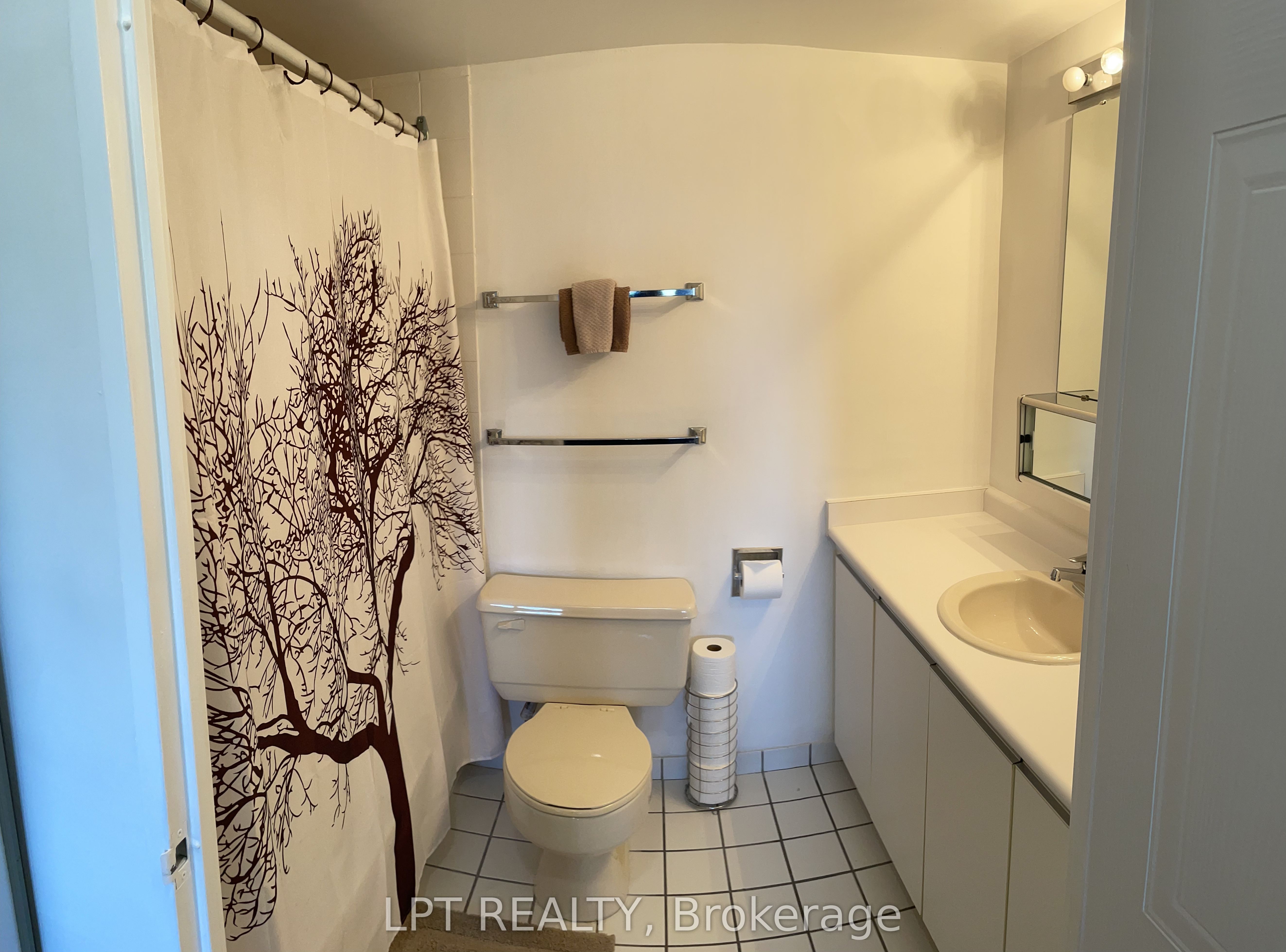 711 Rossland Road E 505 Property Photo 17