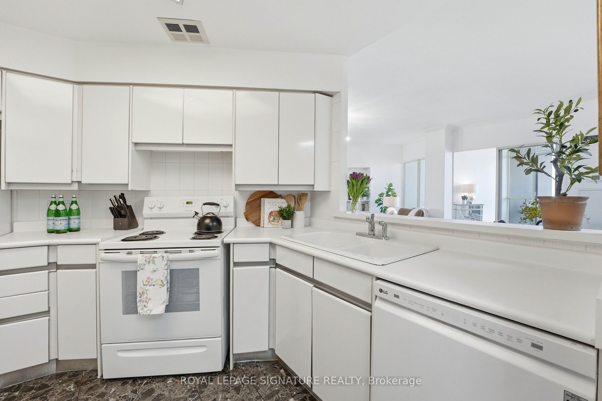20 Guildwood Parkway Ph1 Property Photo 9