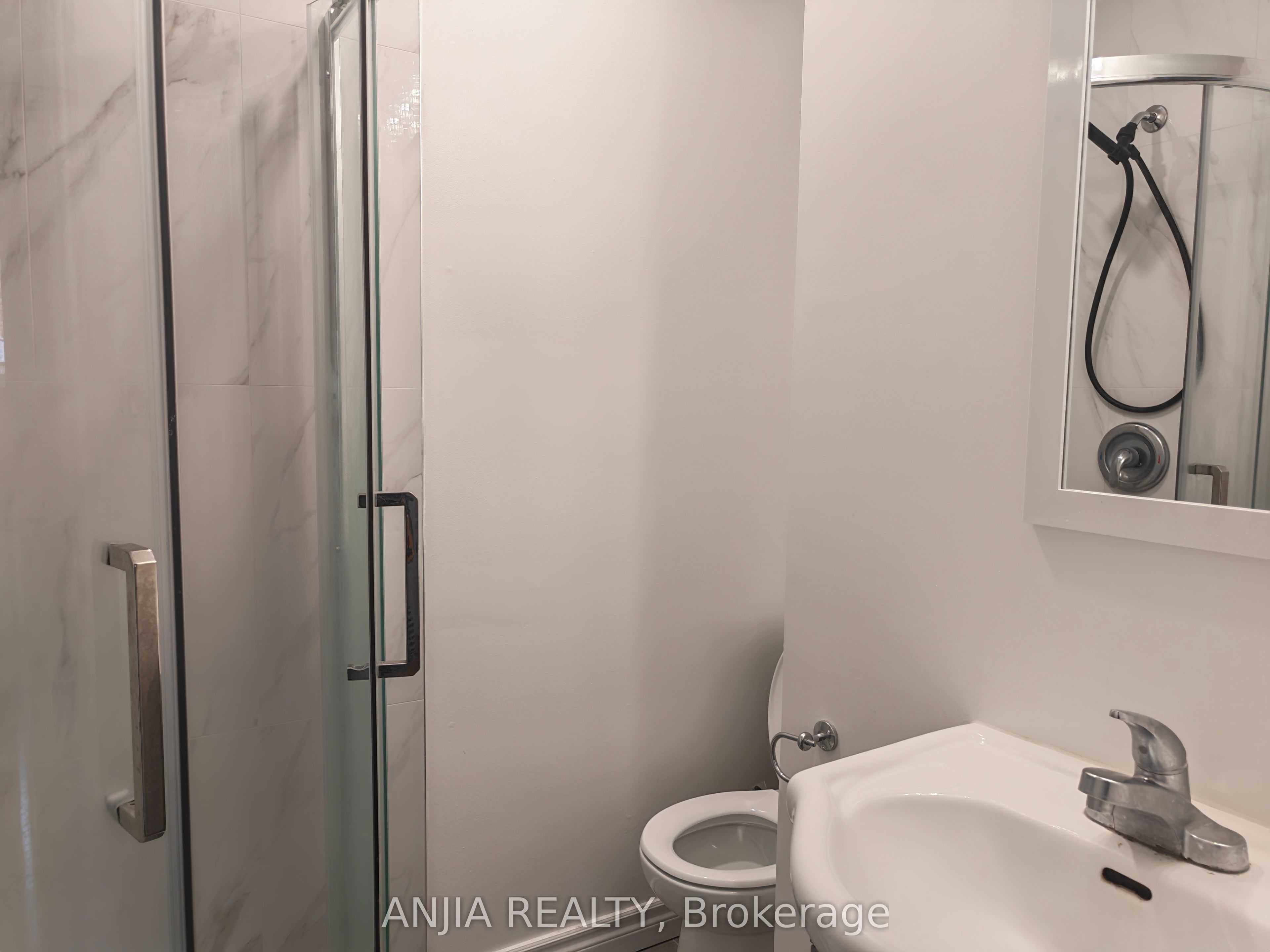 58 Kitchener Road Main#2 Property Photo 9