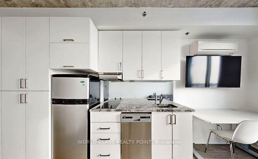 1900 Simcoe Street 633 Property Photo 6