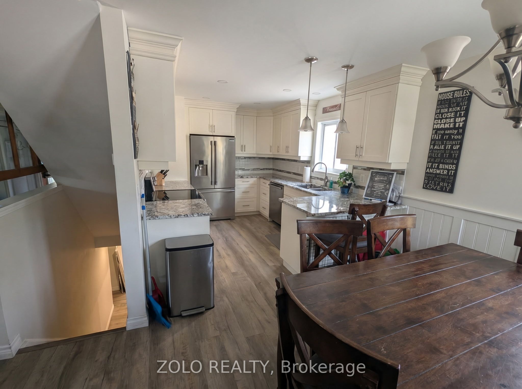 369 Athol Street E Property Photo 2