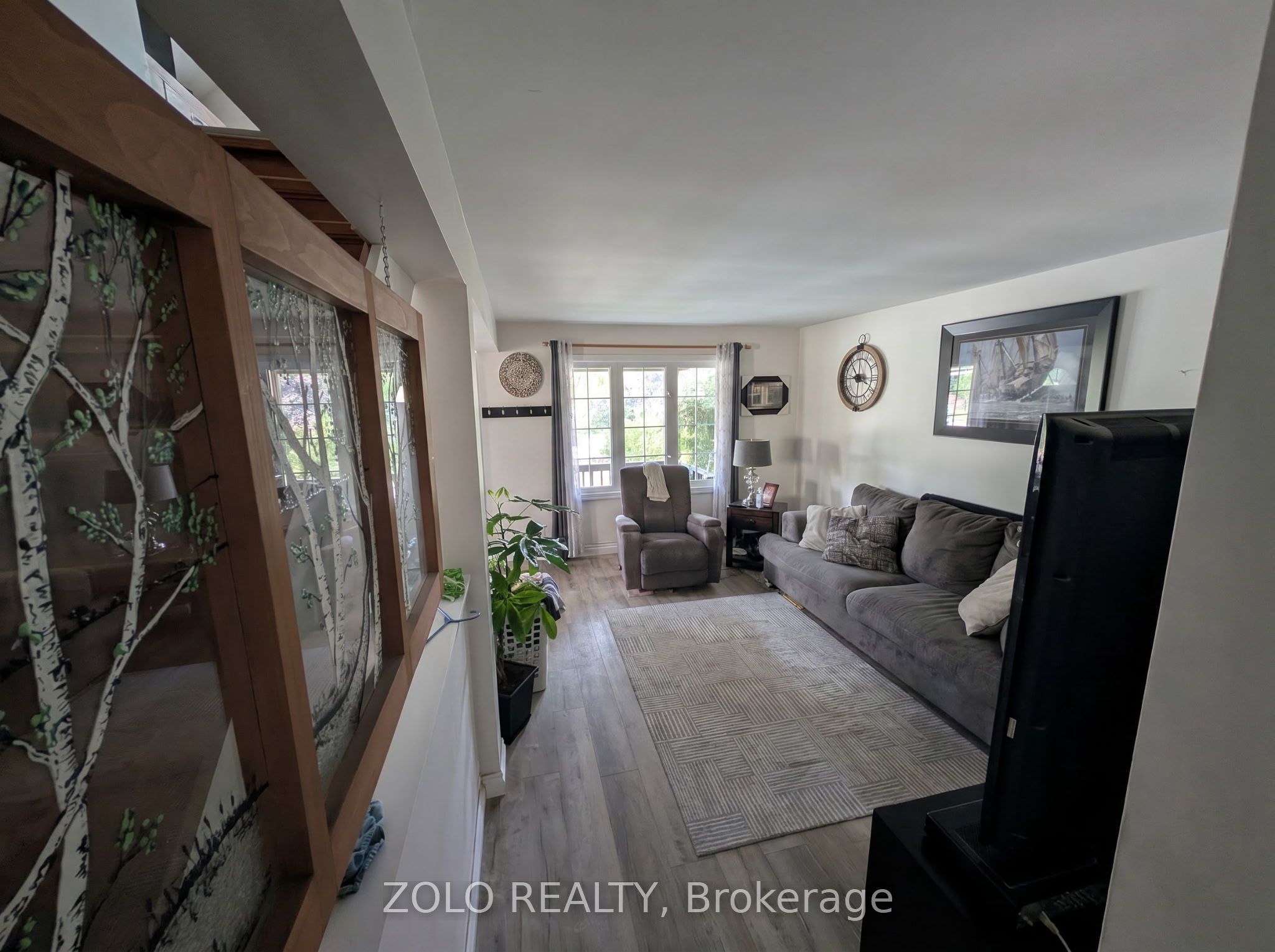 369 Athol Street E Property Photo 3