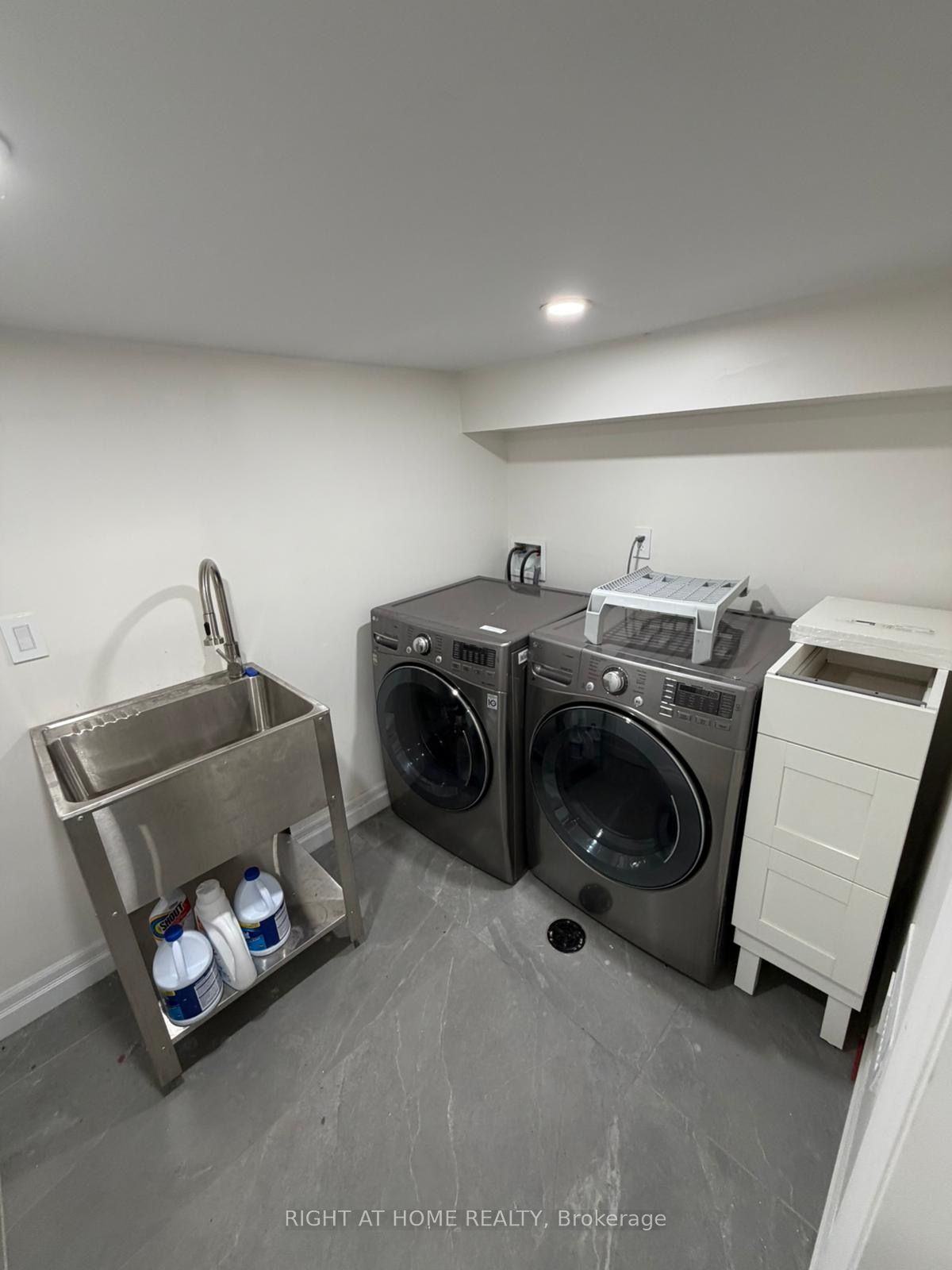 18 Wroxeter Avenue Lower Property Photo 8