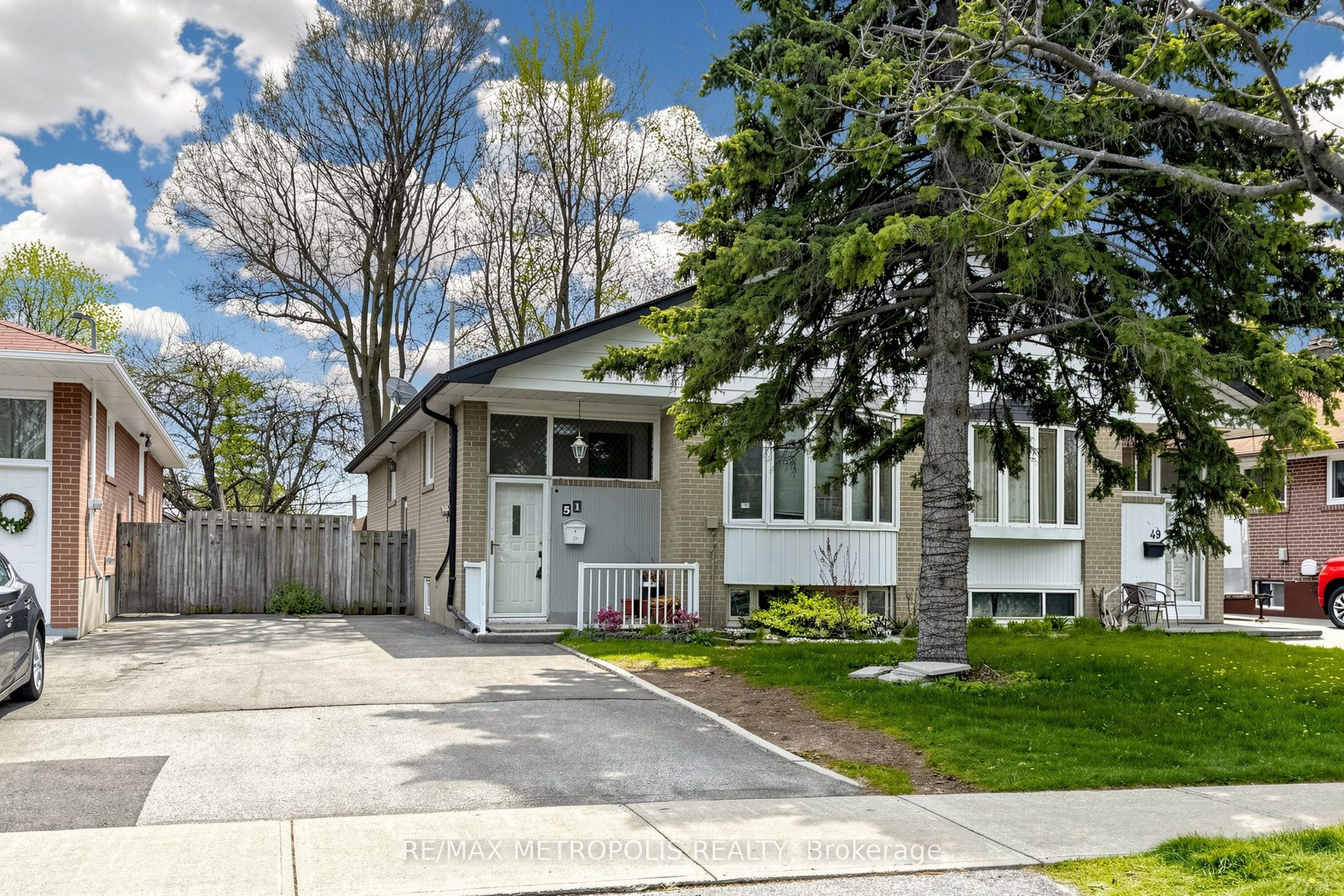 51 Greyabbey Trail Property Photo 4