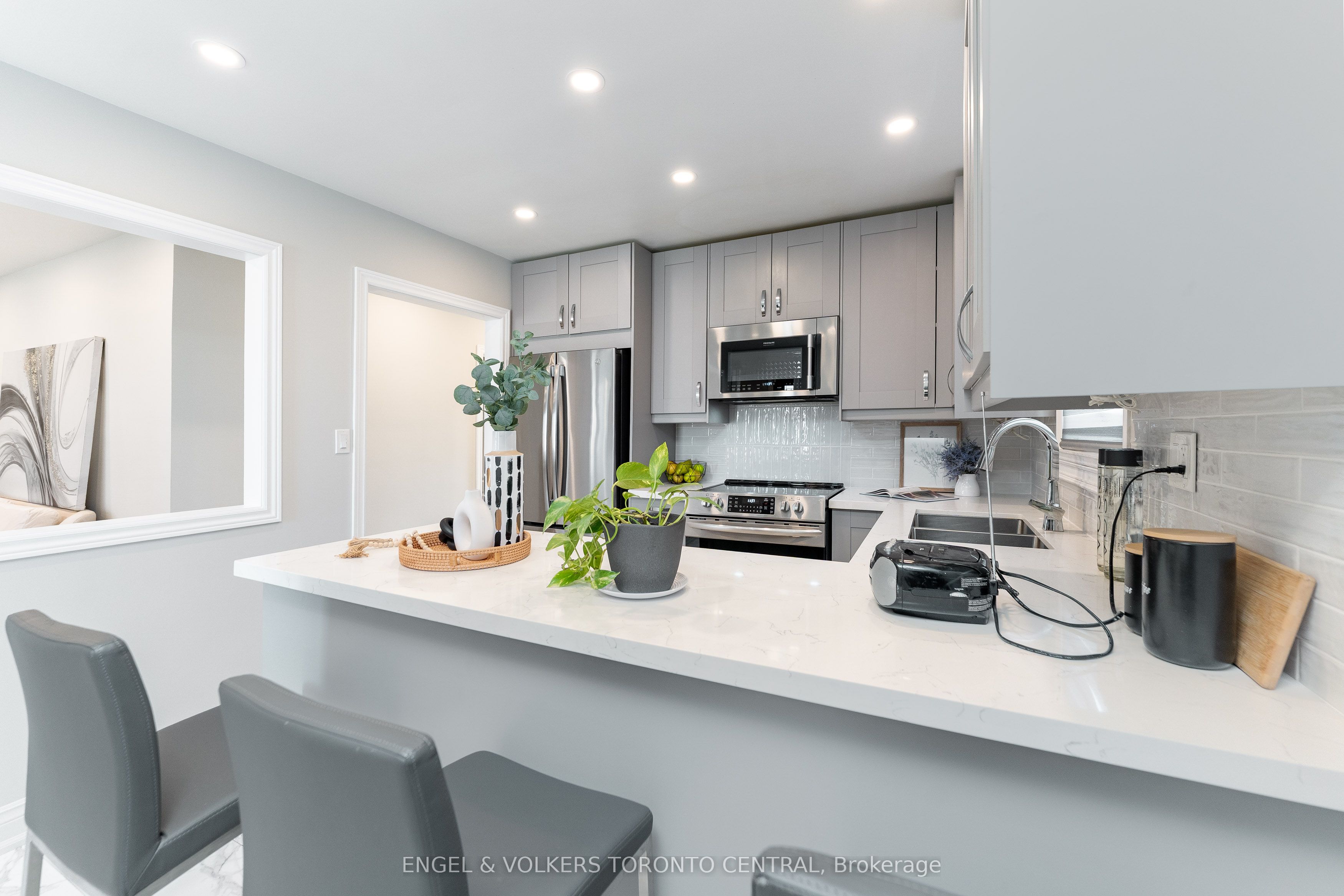 767 Phillip Murray Avenue Property Photo 8