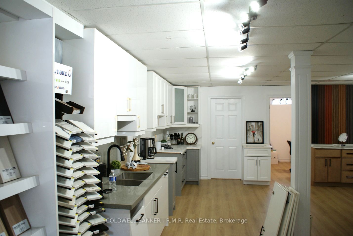 21 Bond Street E Property Photo 2
