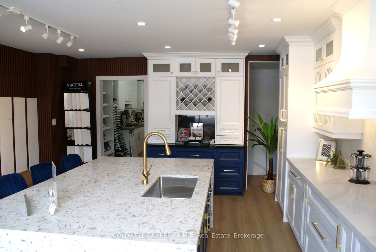 21 Bond Street E Property Photo 7