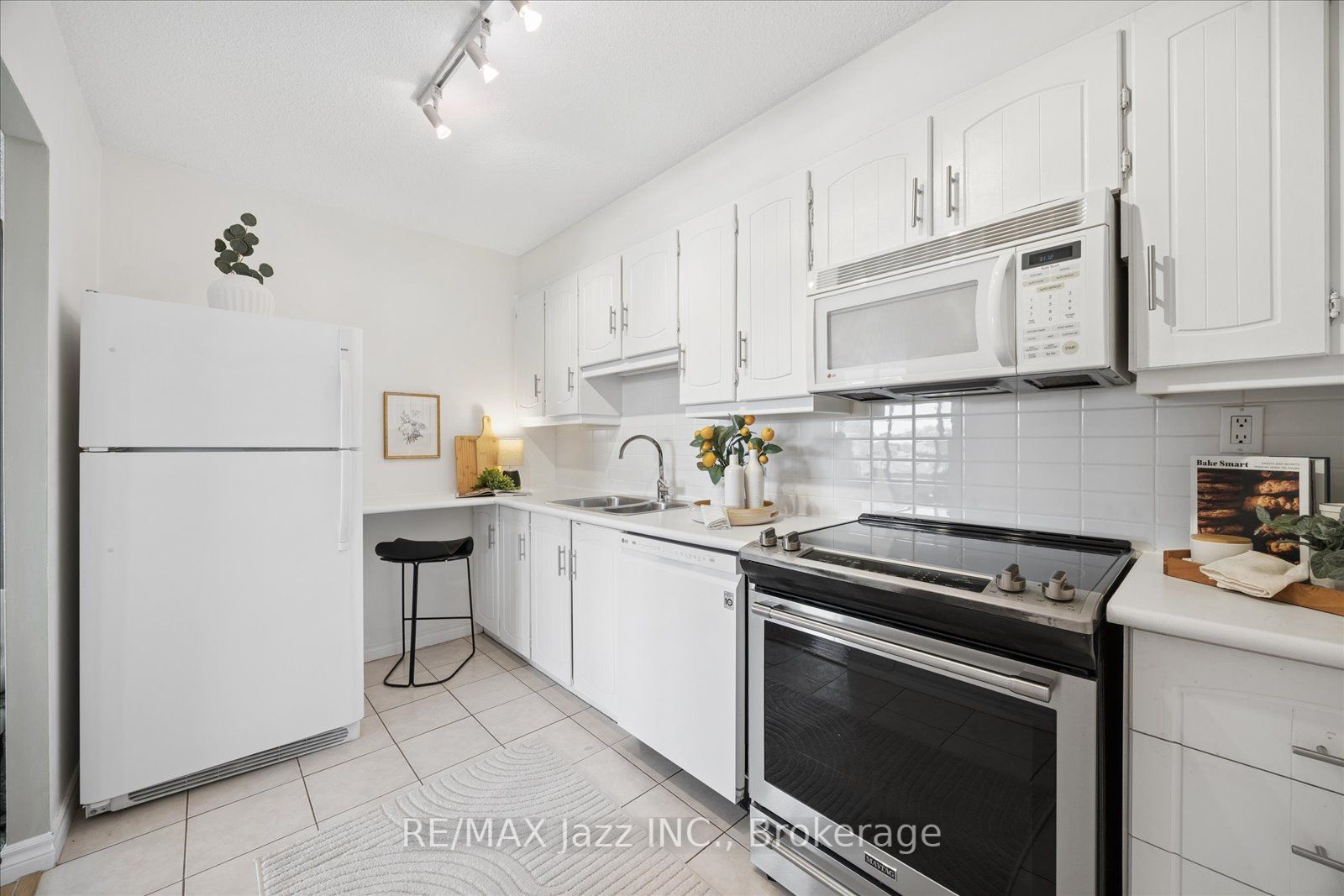 55 William Street E 511 Property Photo 3