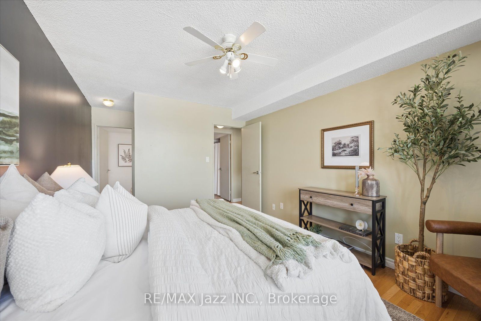 55 William Street E 511 Property Photo 10