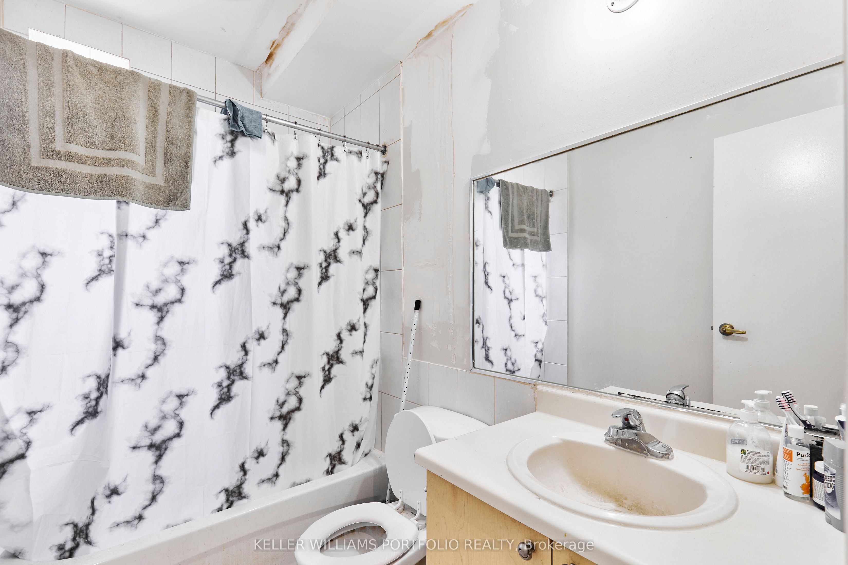 1395 Gerrard Street E Property Photo 24
