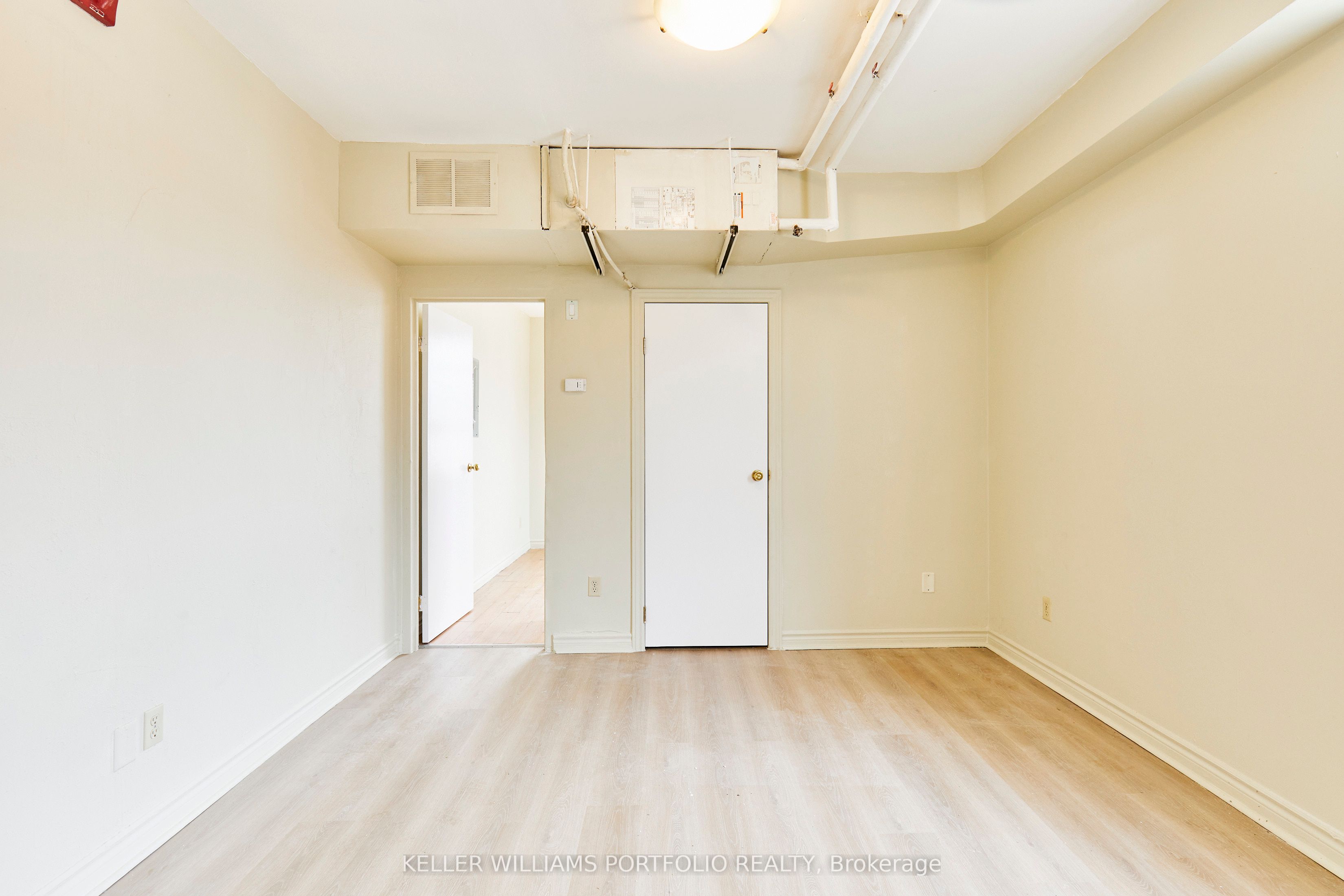 1395 Gerrard Street E Property Photo 27
