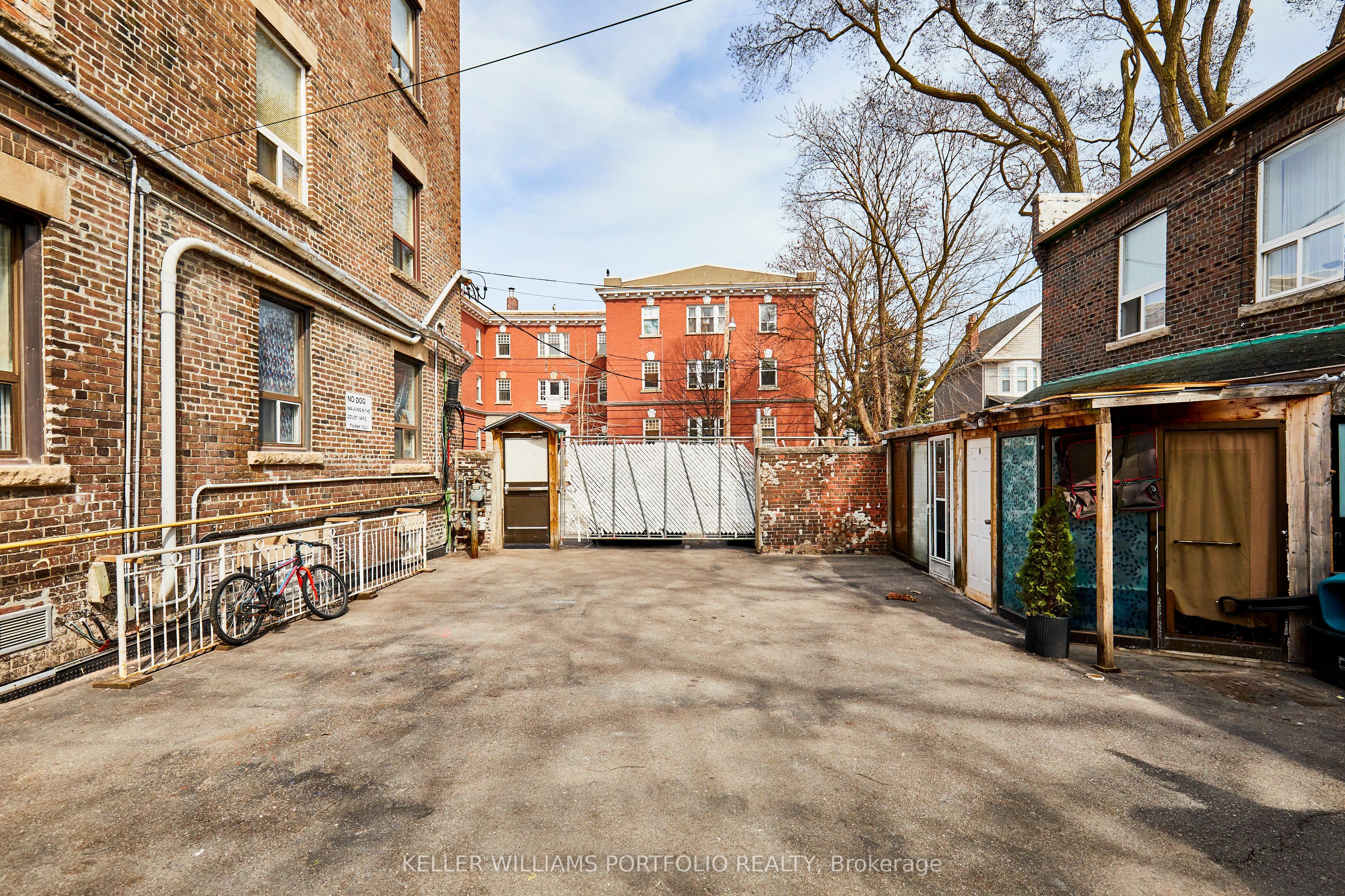 1395 Gerrard Street E Property Photo 31