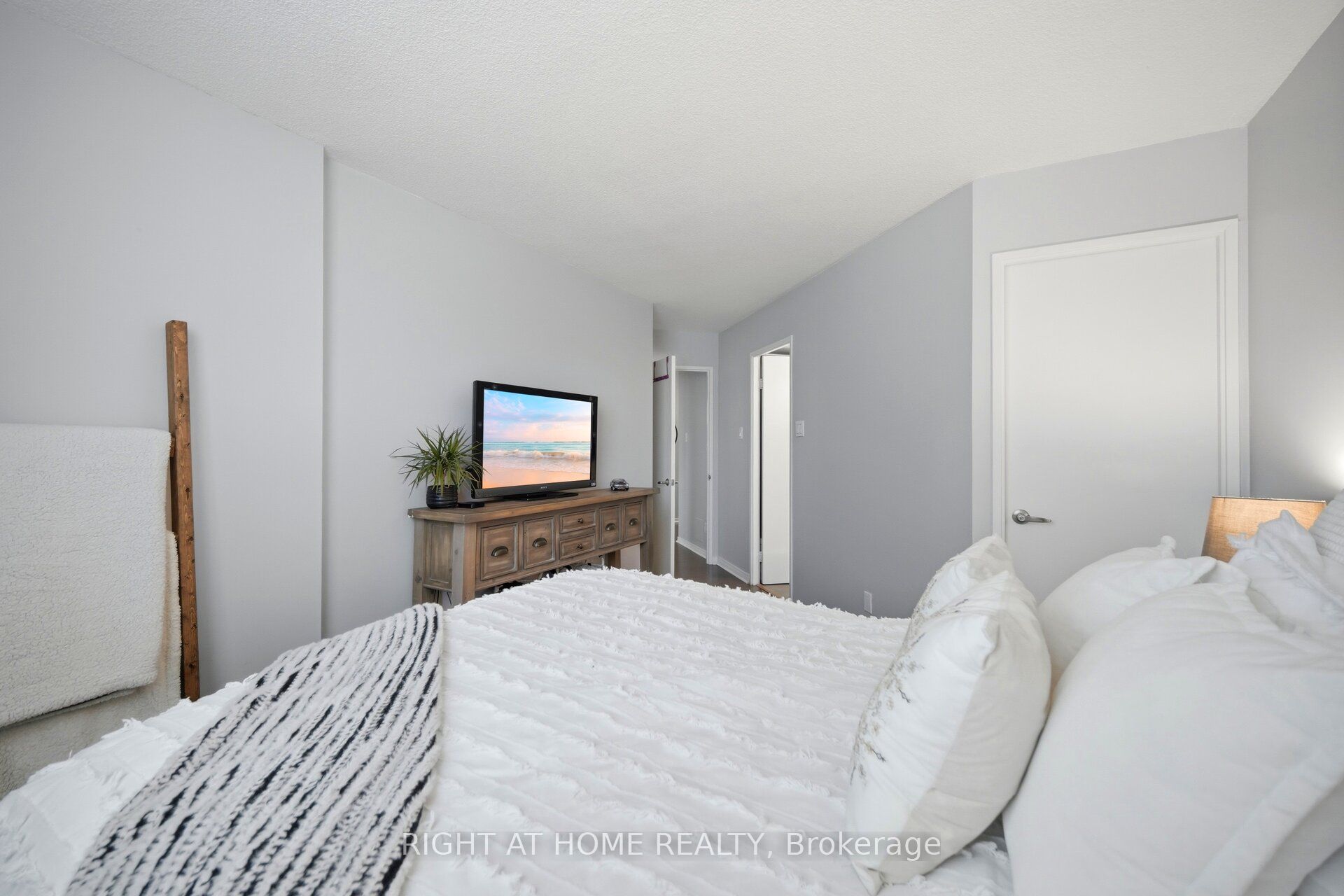 2 Westney Road N 108 Property Photo 13