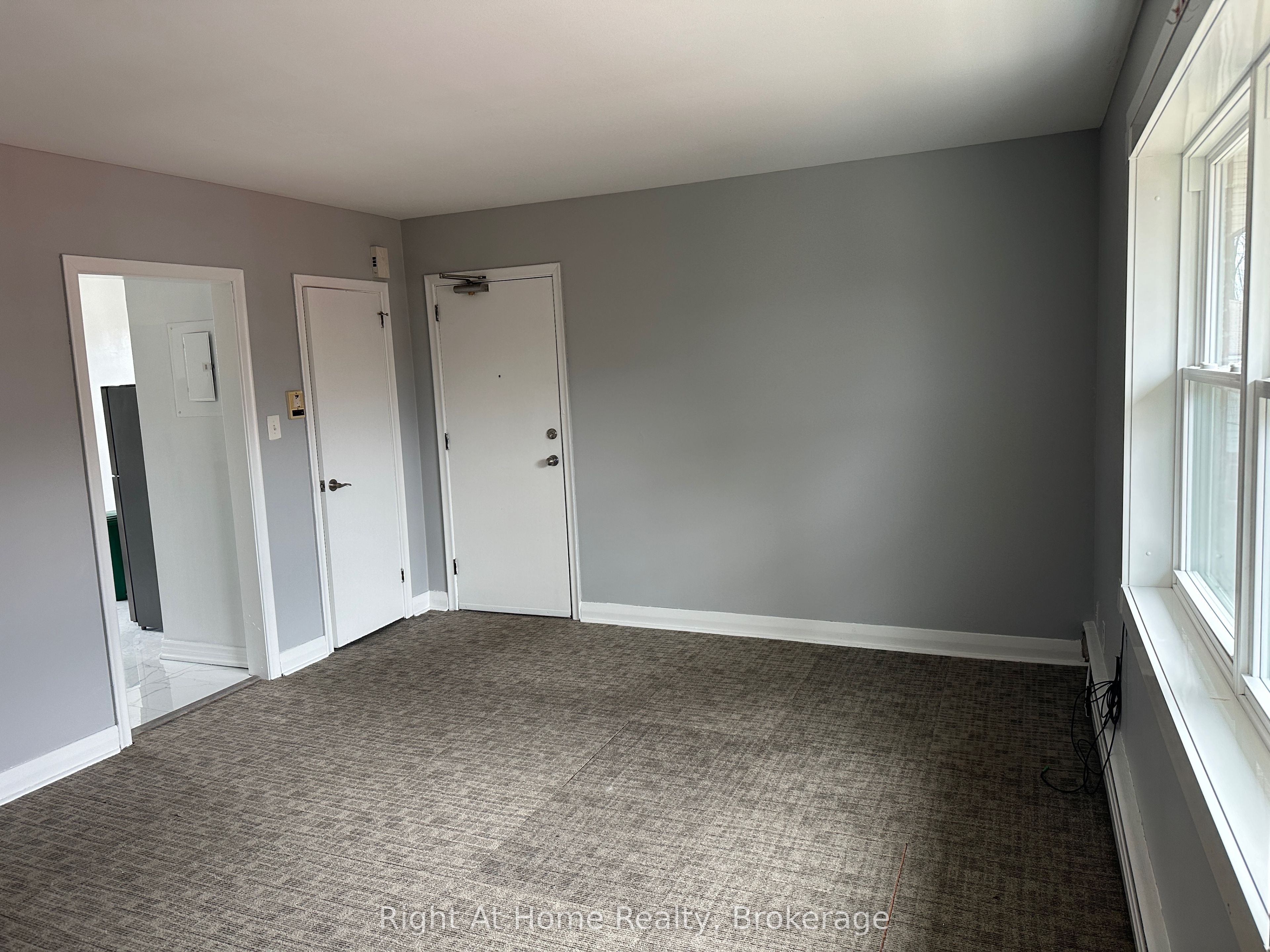 119 Rossland Road E Apt. 4 Property Photo 6