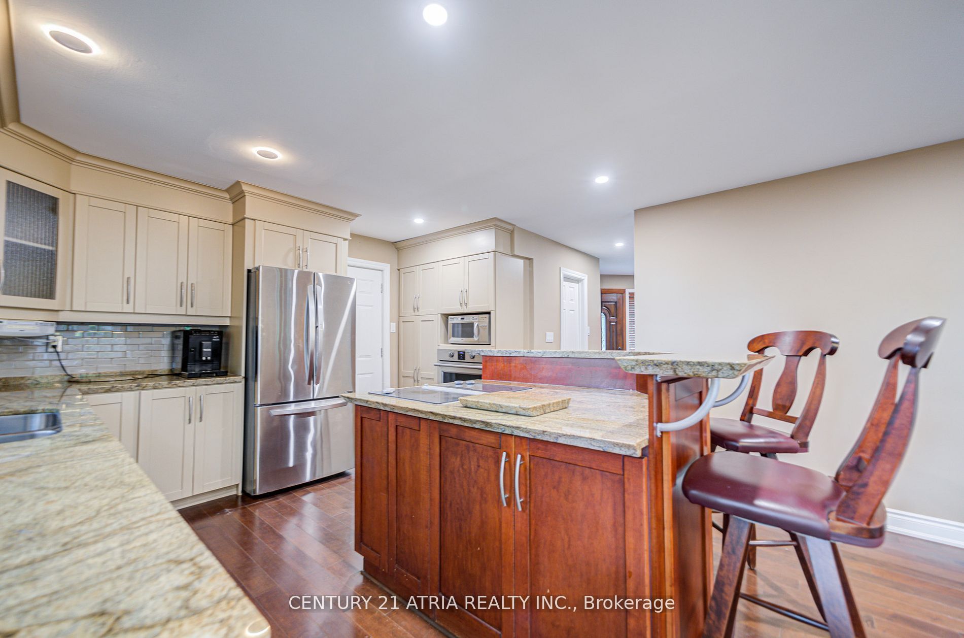 2671 Thickson Road S Property Photo 17