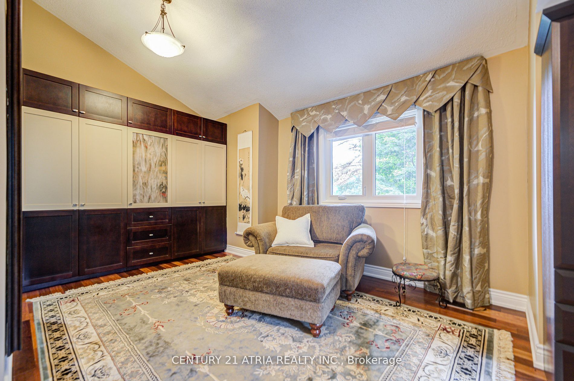 2671 Thickson Road S Property Photo 26