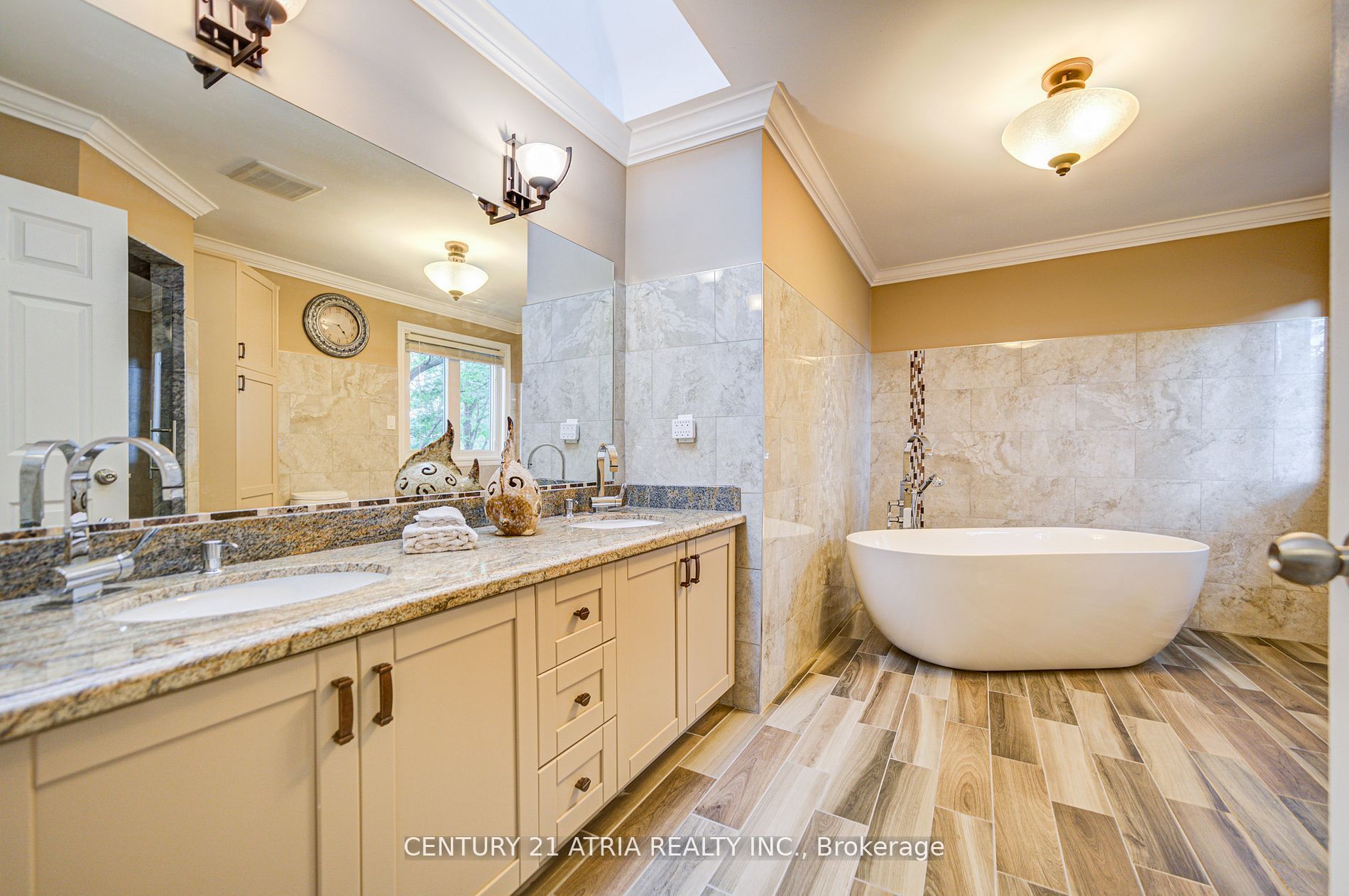 2671 Thickson Road S Property Photo 31